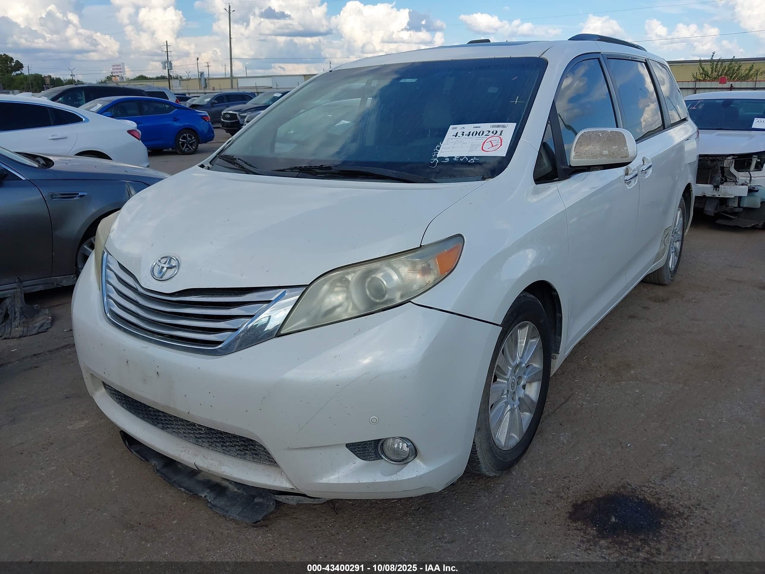 TOYOTA SIENNA image 2