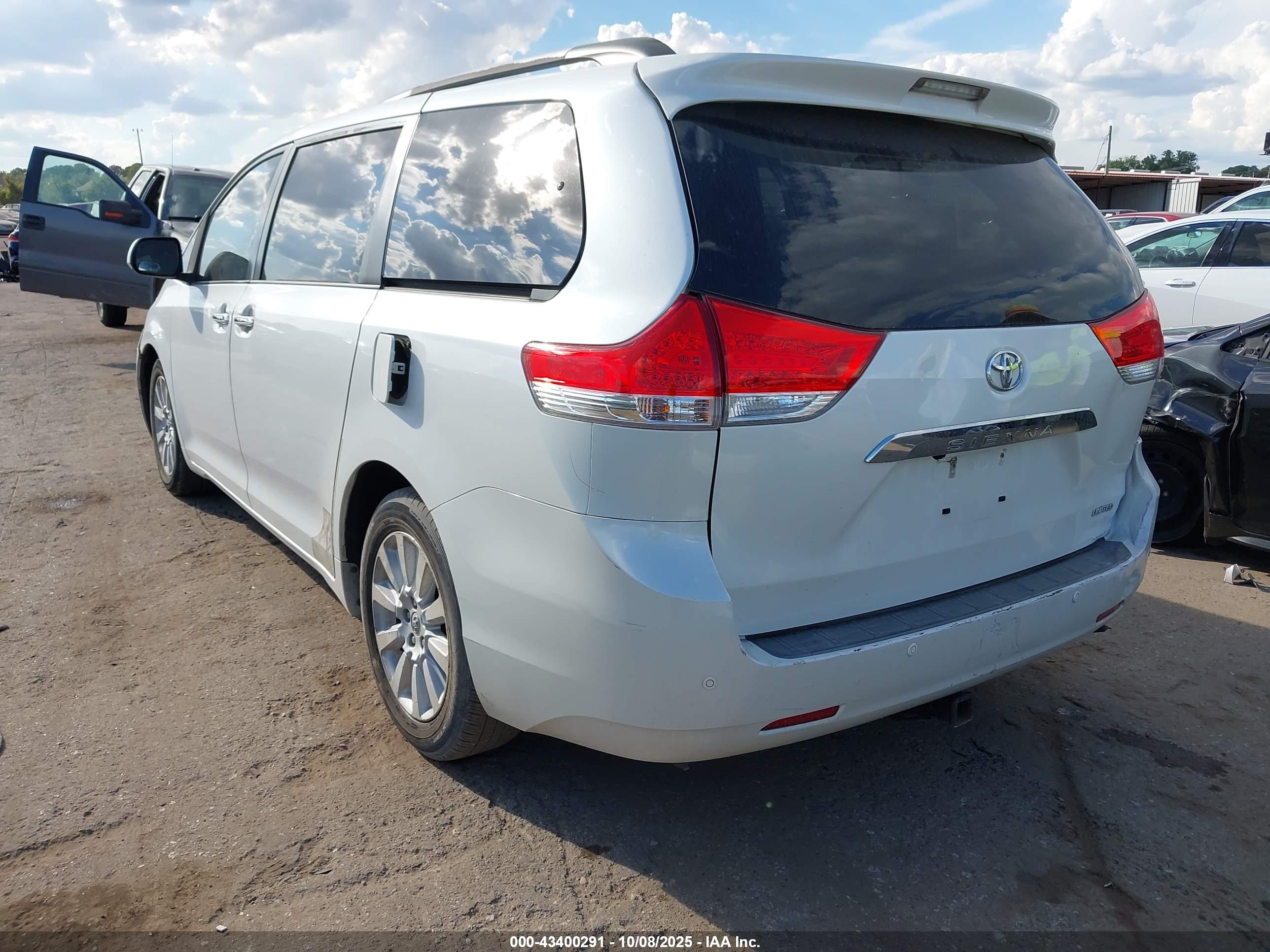 TOYOTA SIENNA image 3
