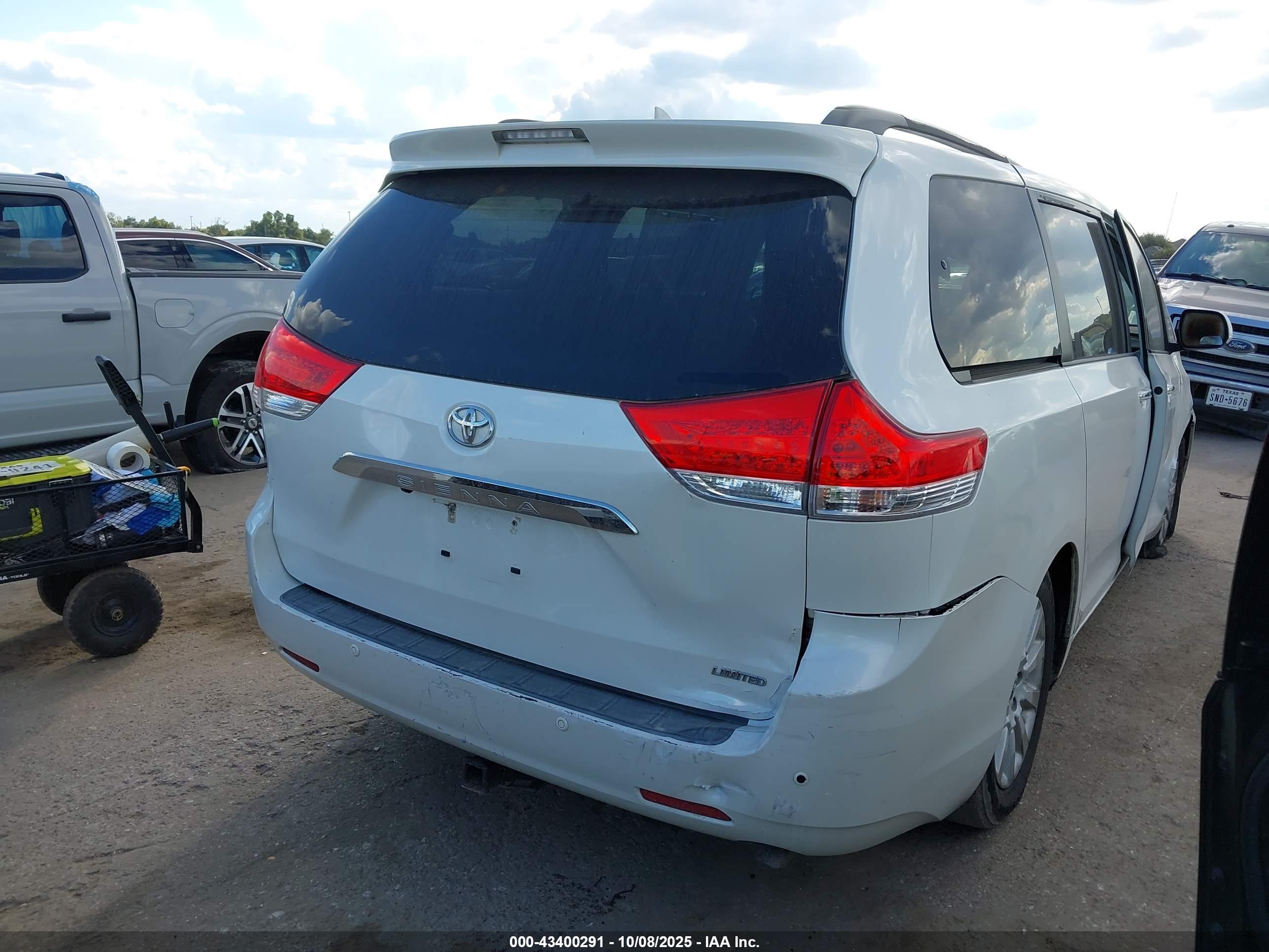 TOYOTA SIENNA image 4