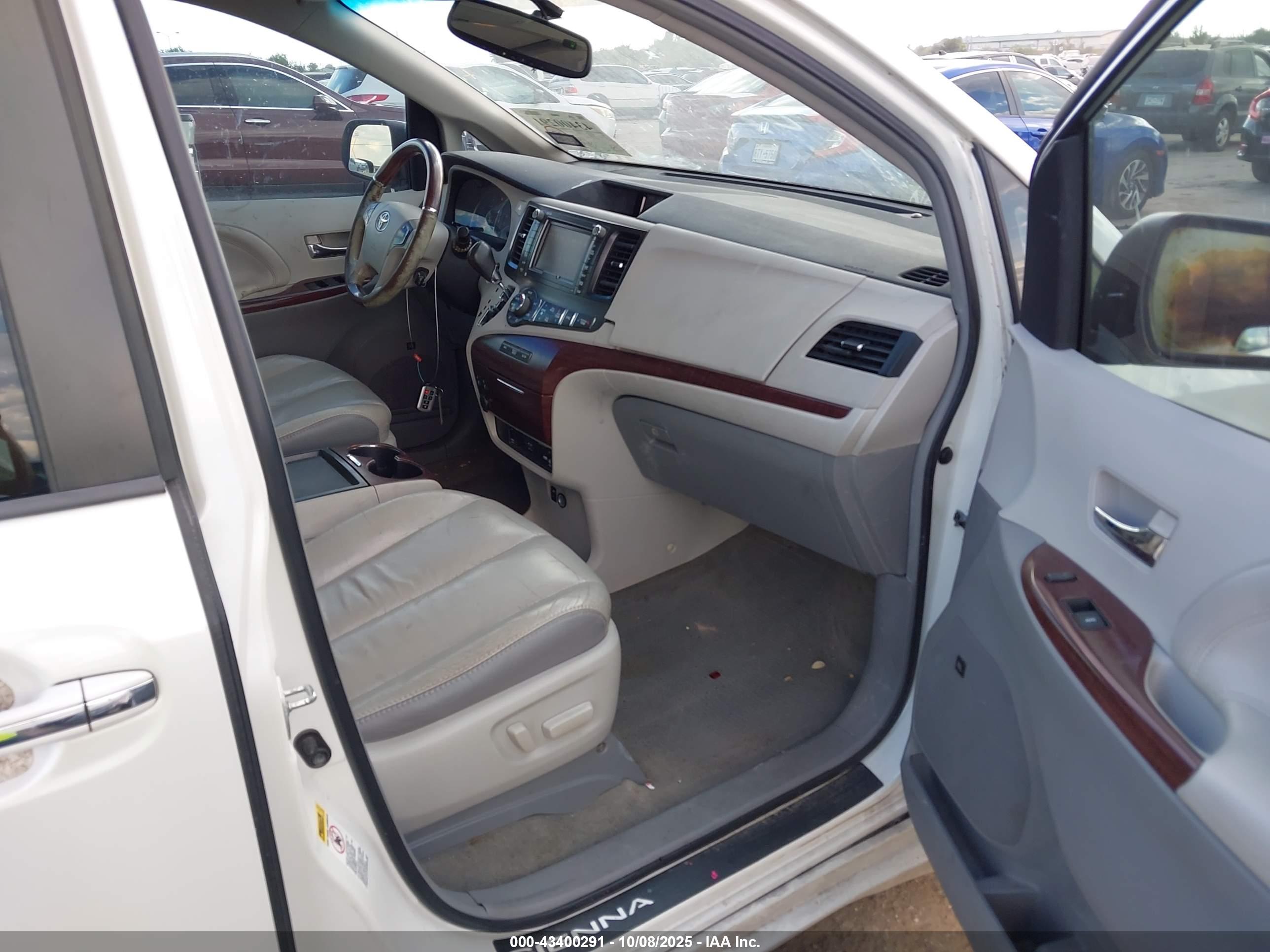 TOYOTA SIENNA image 5