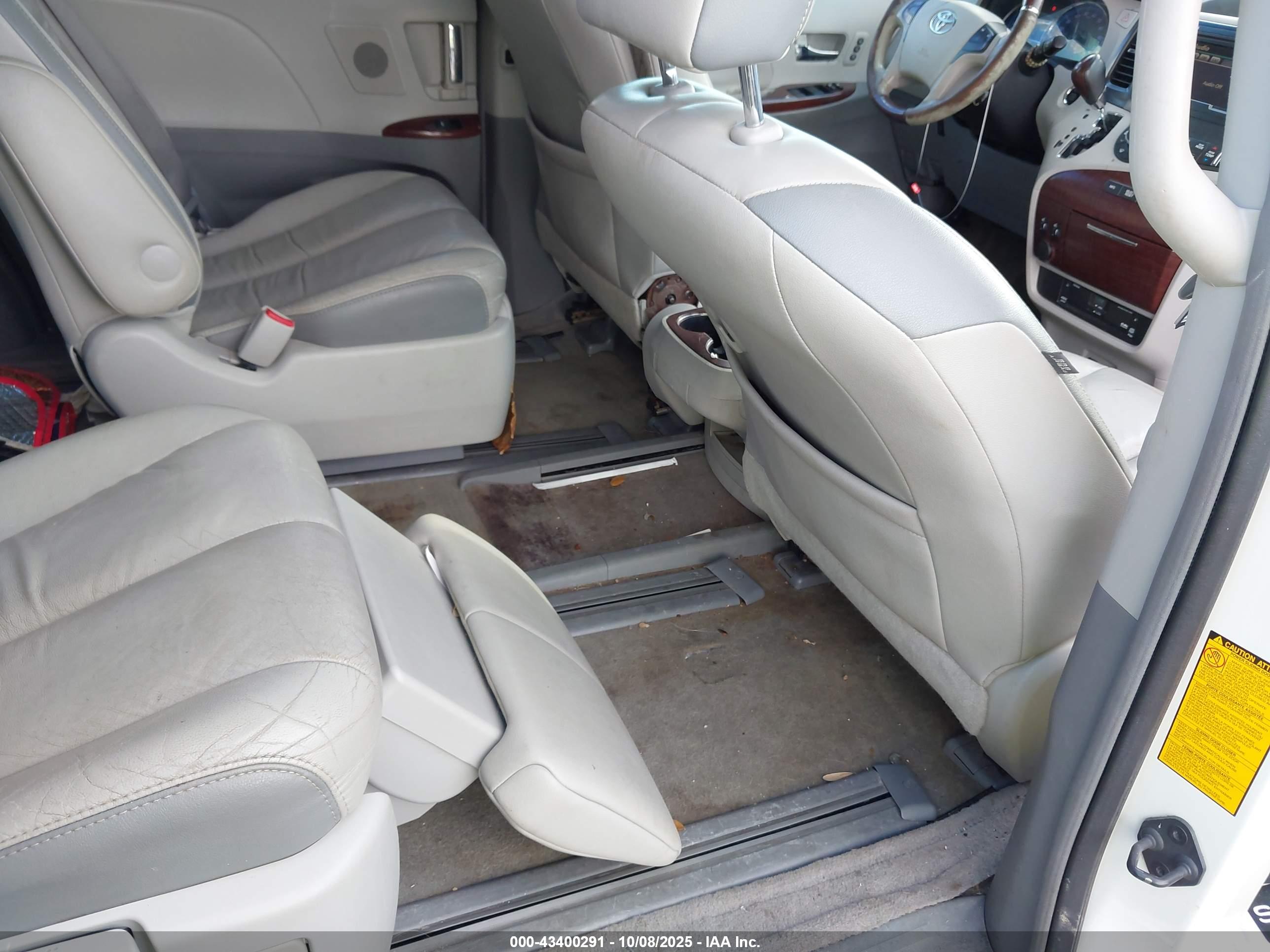 TOYOTA SIENNA image 8