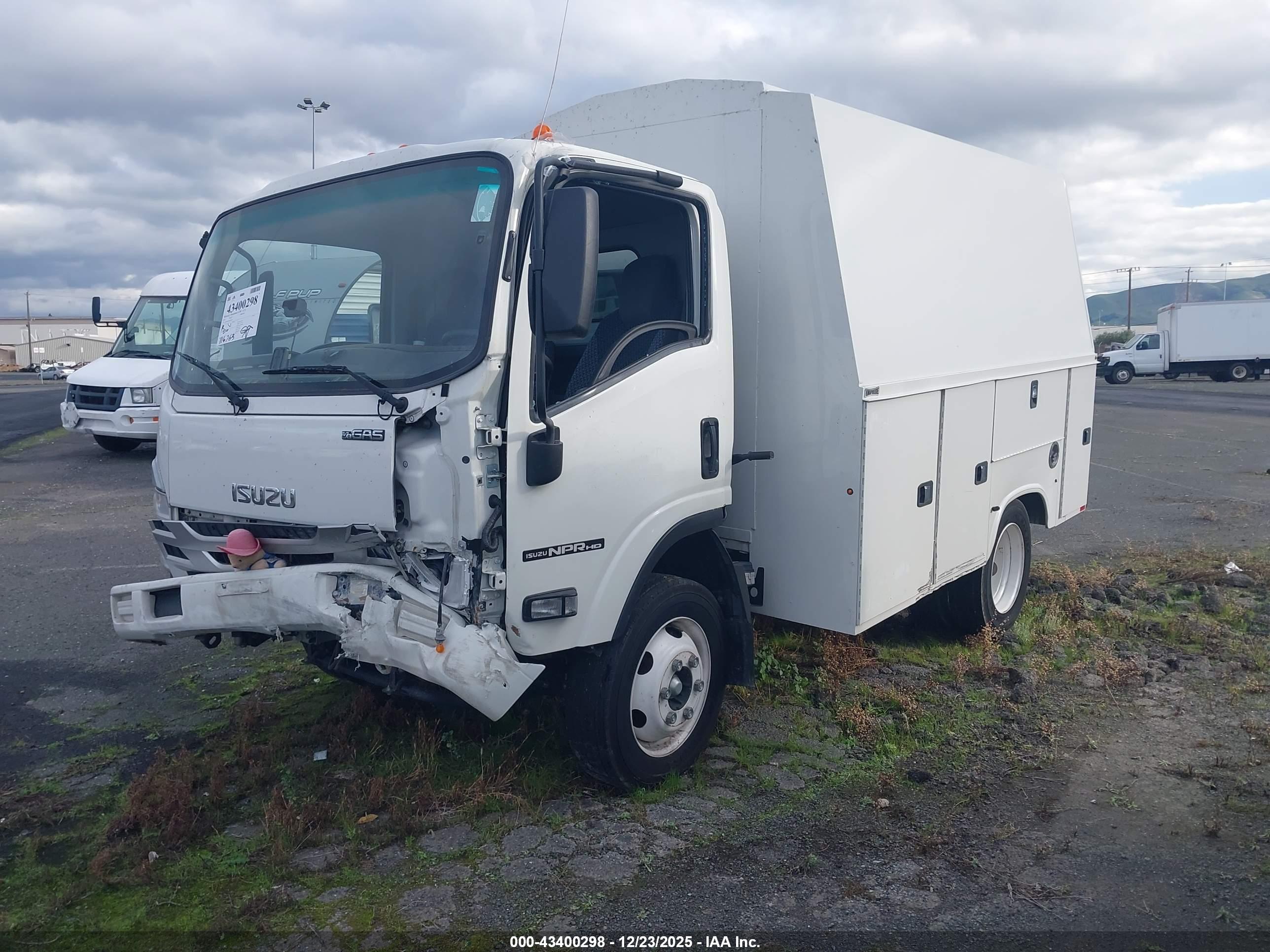 ISUZU NPR image 2