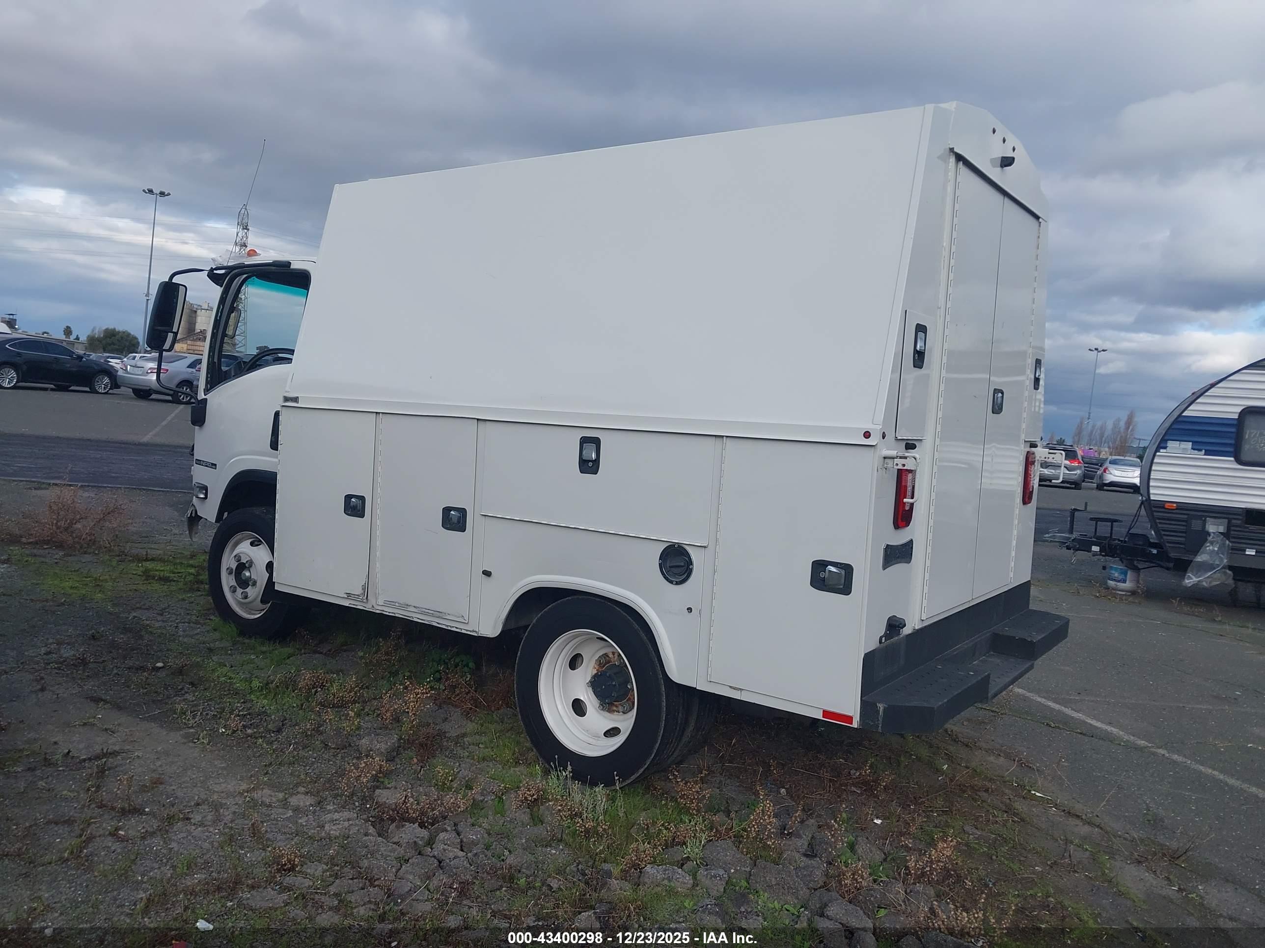 ISUZU NPR image 3