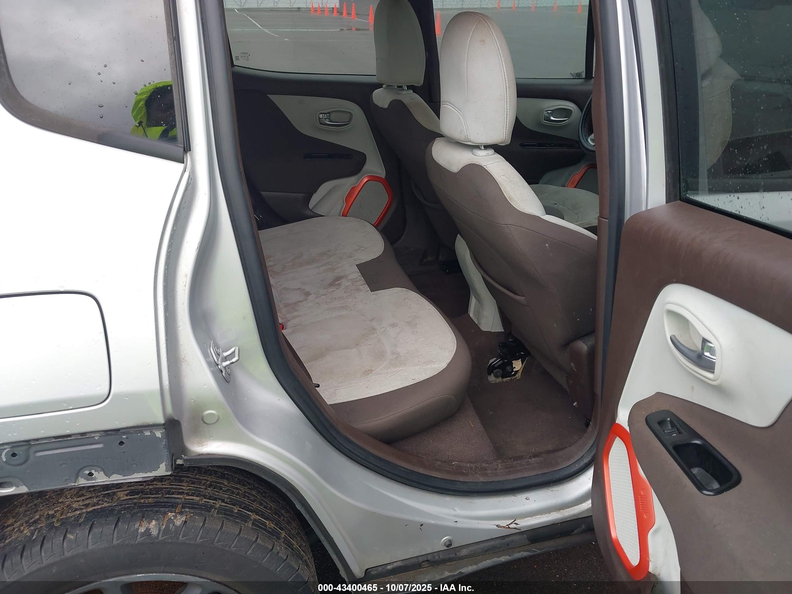 JEEP RENEGADE image 8