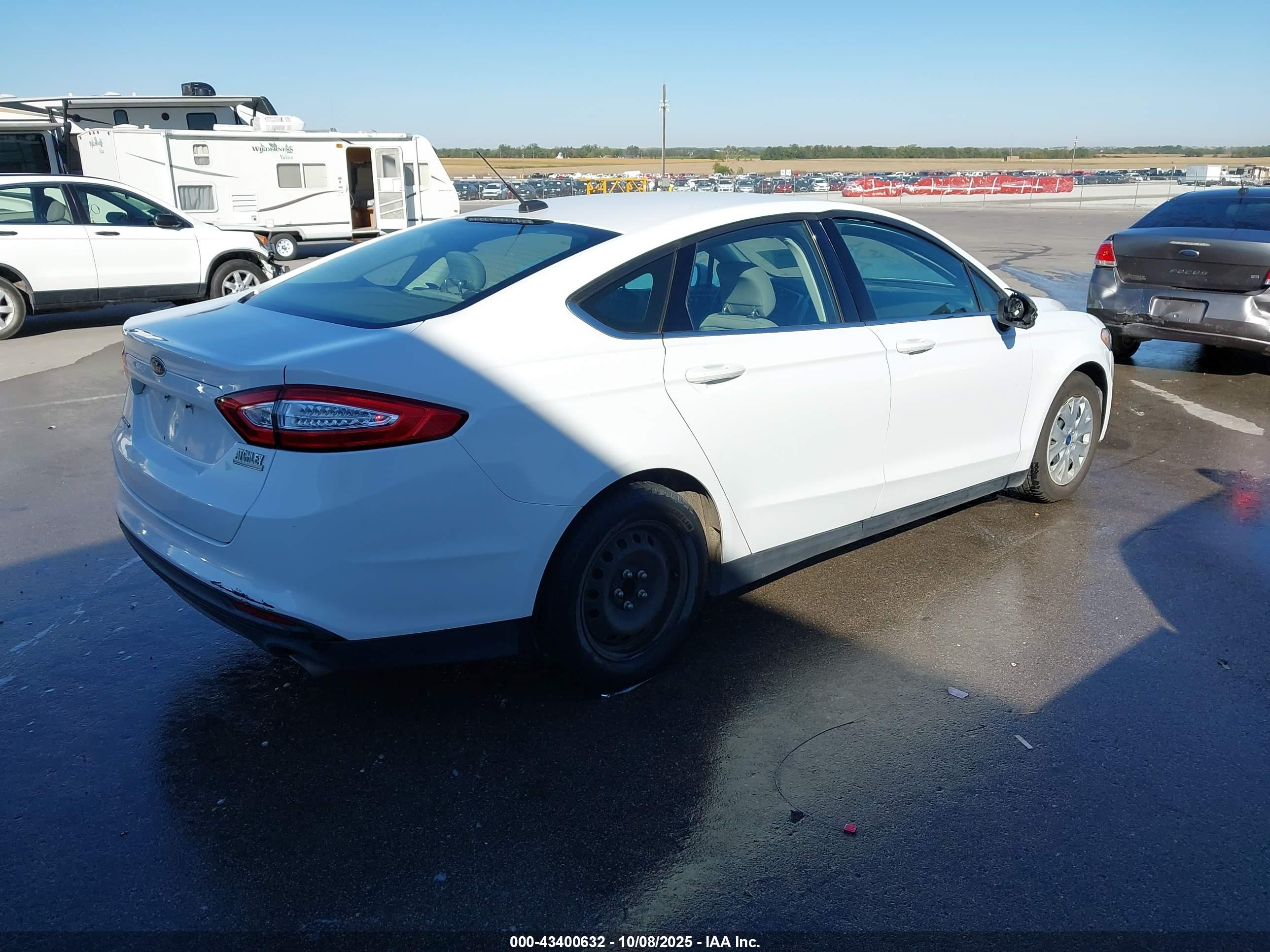 FORD FUSION image 4
