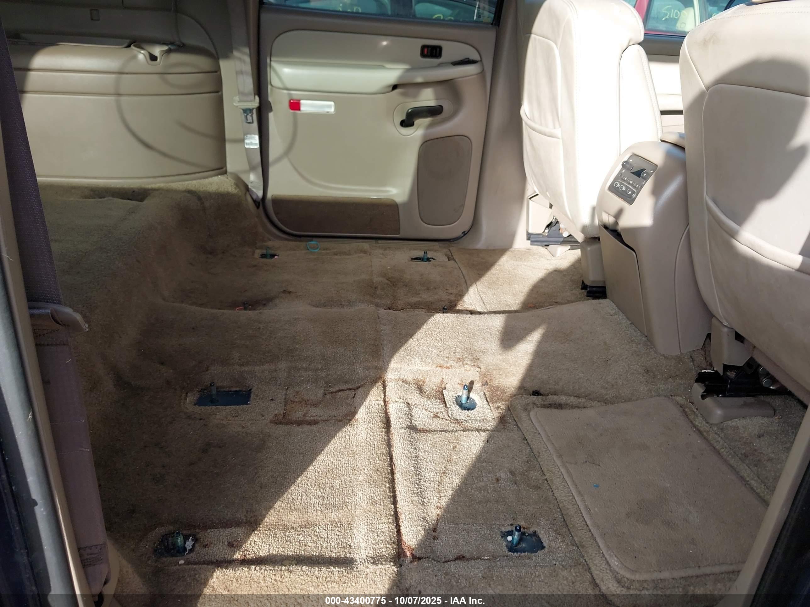 CHEVROLET SUBURBAN image 8
