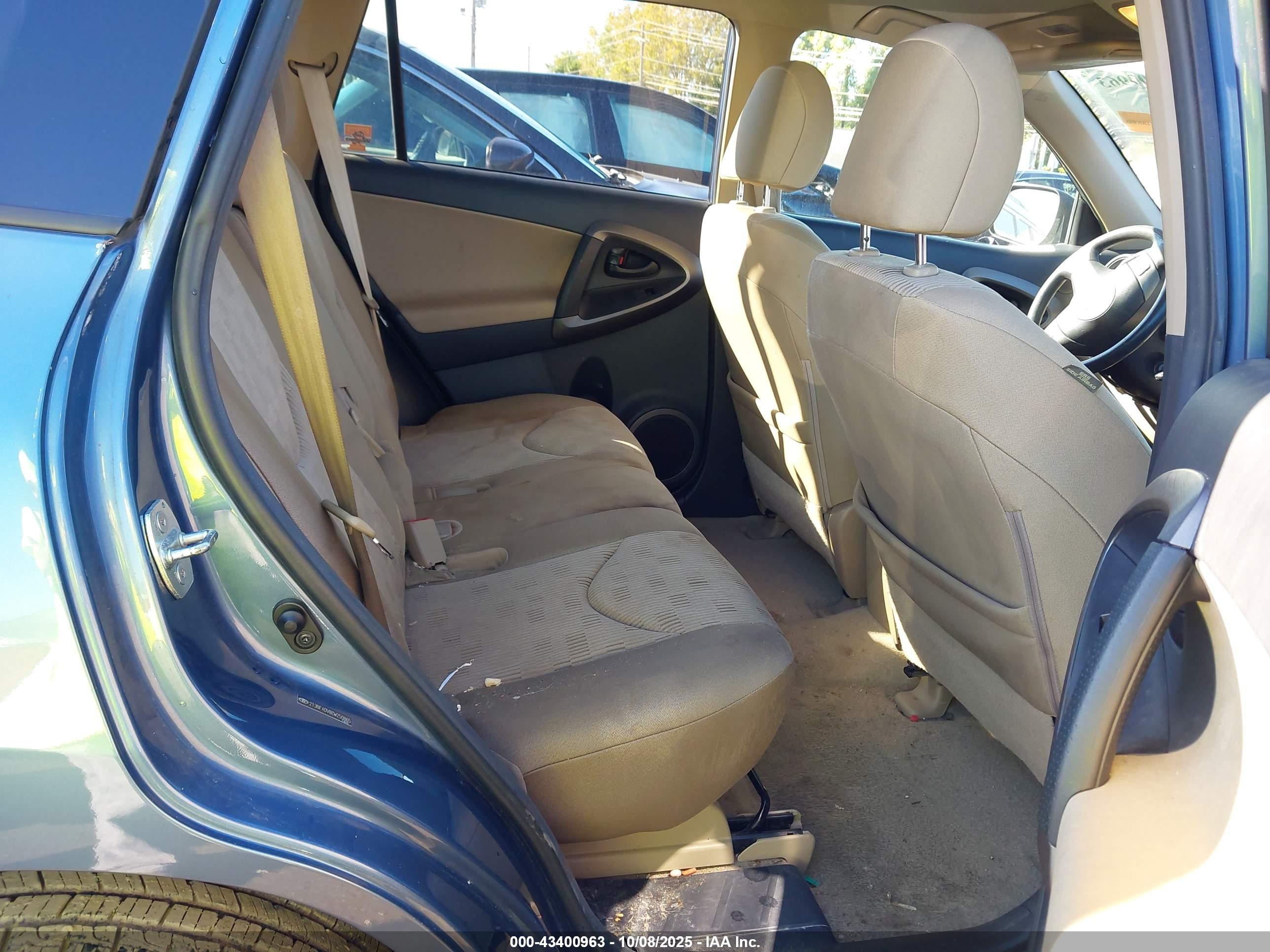 TOYOTA RAV4 image 8