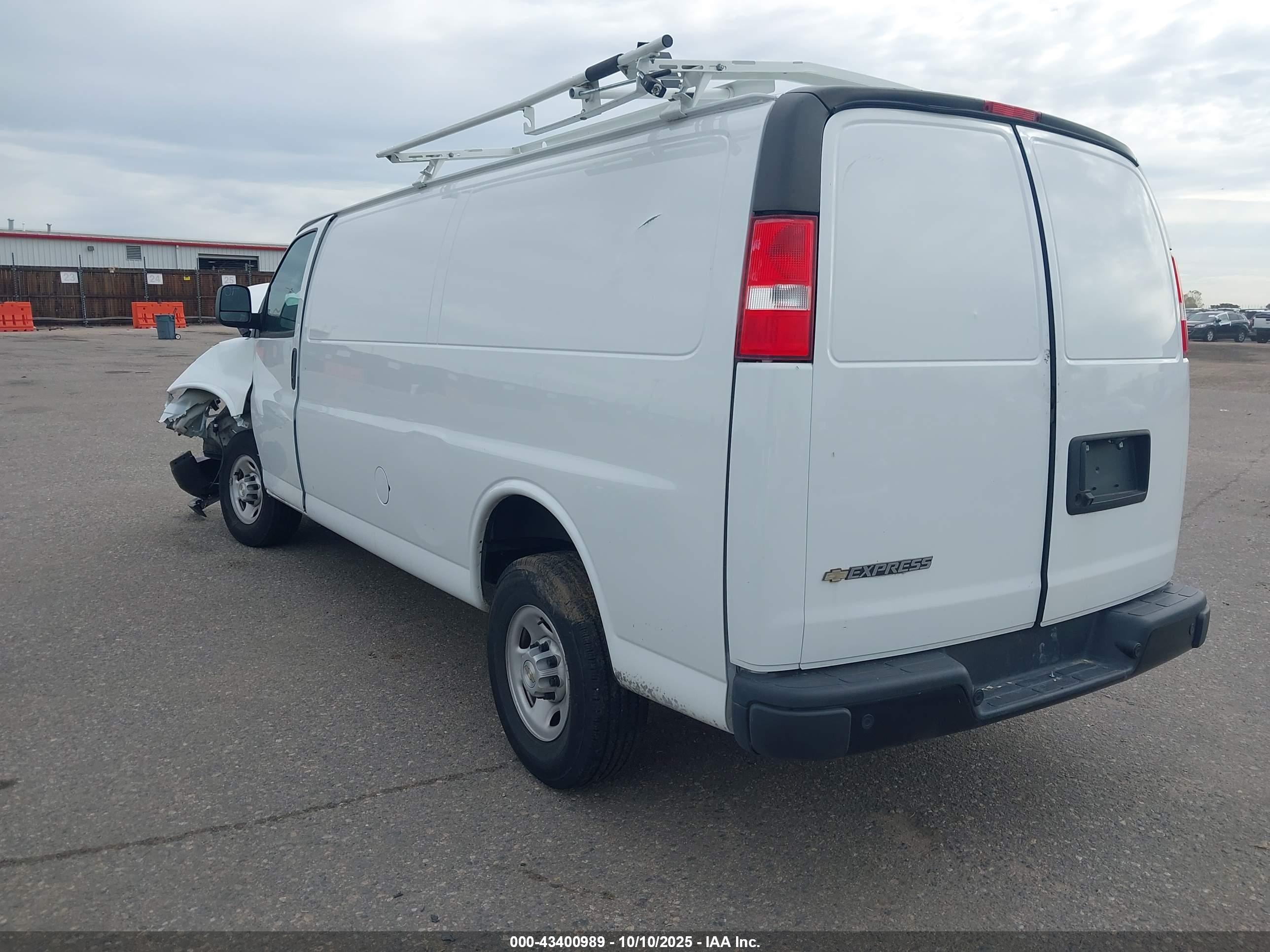 CHEVROLET EXPRESS image 3