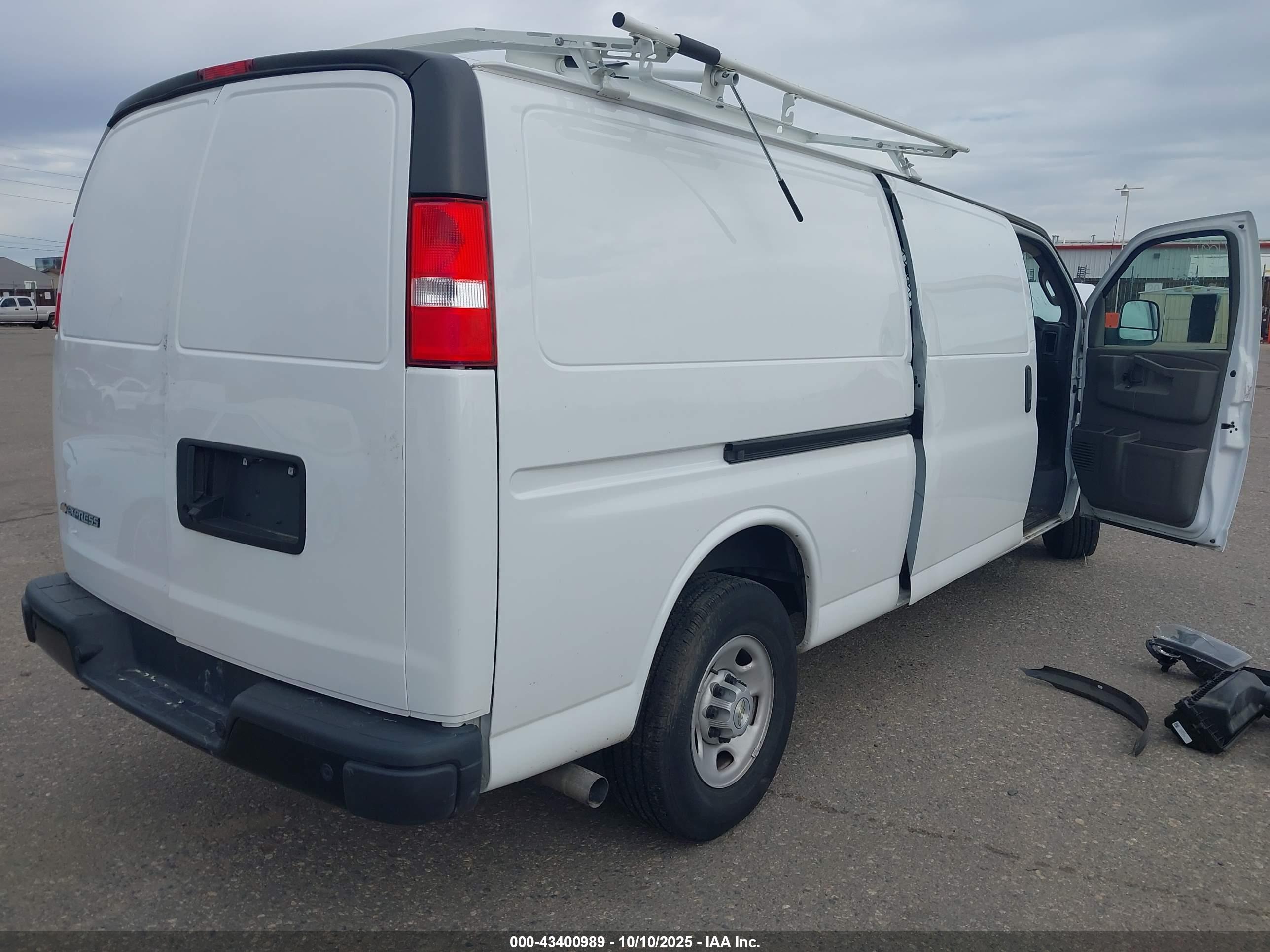 CHEVROLET EXPRESS image 4