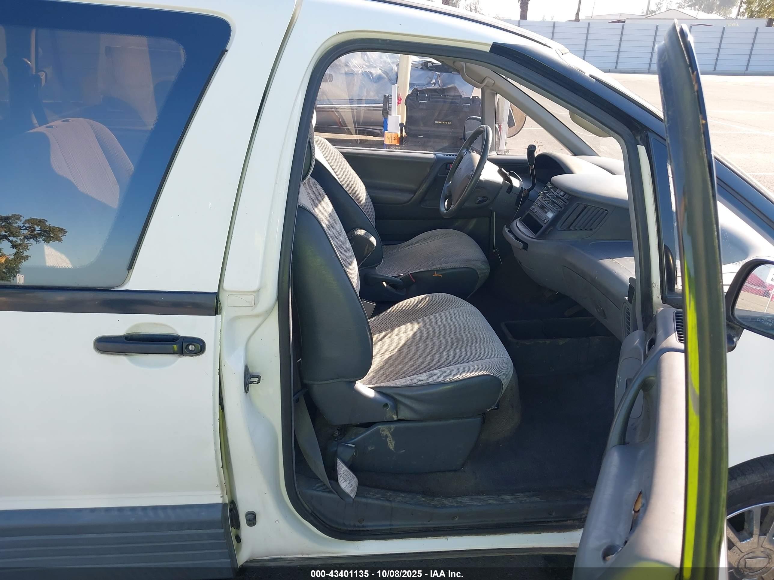TOYOTA PREVIA image 5