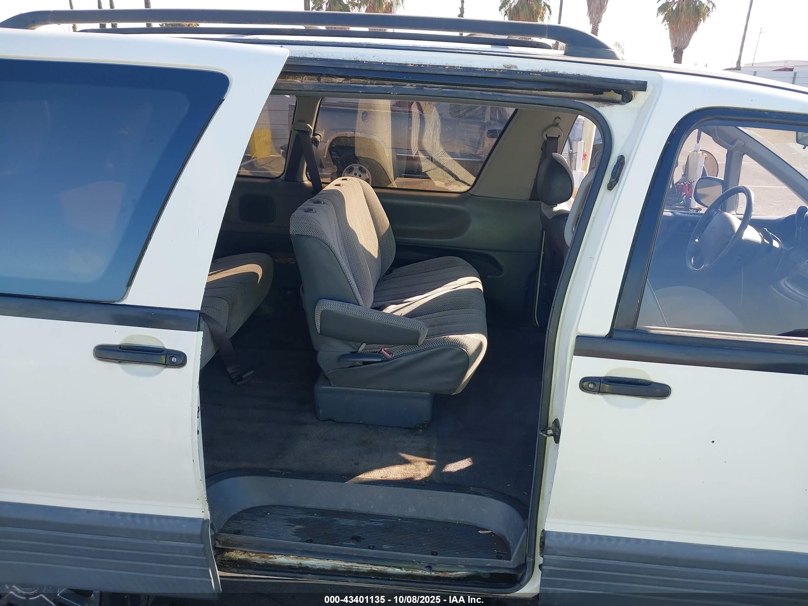 TOYOTA PREVIA image 8