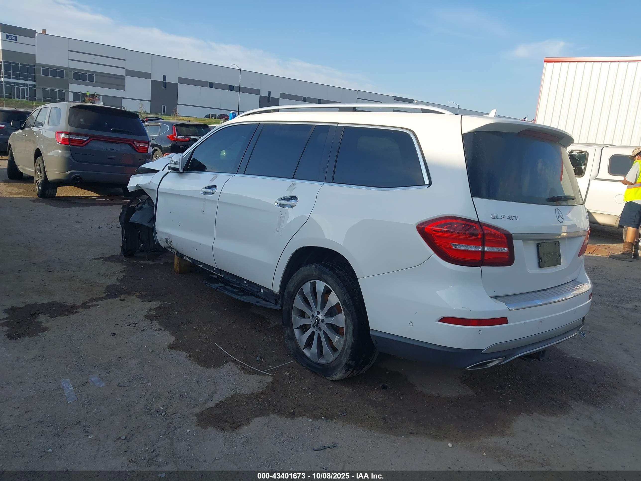 MERCEDES-BENZ GLS image 3