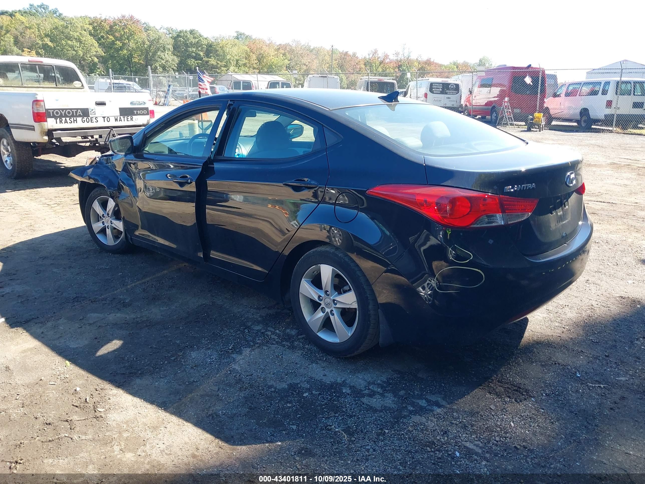 HYUNDAI ELANTRA image 3