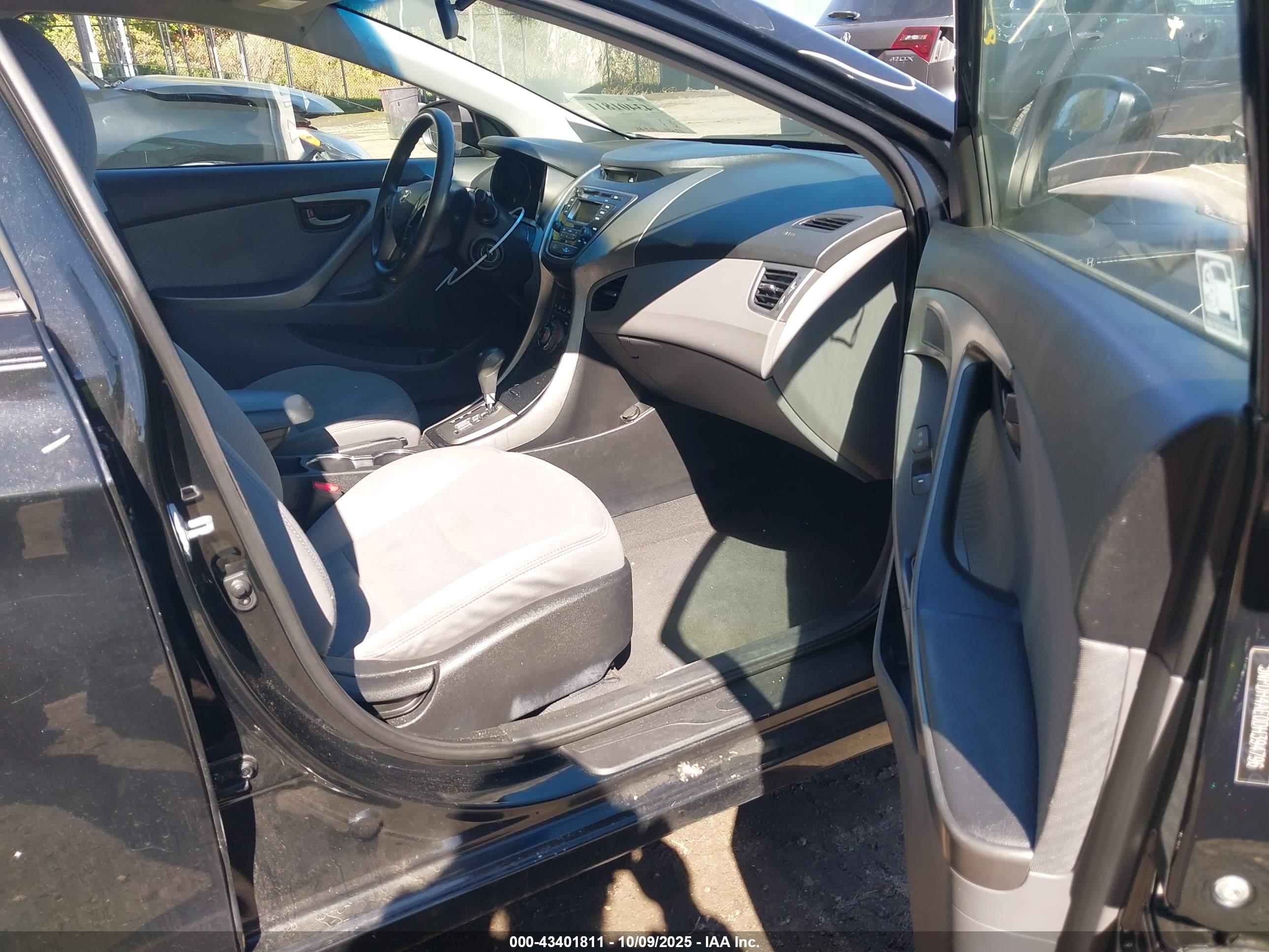 HYUNDAI ELANTRA image 5