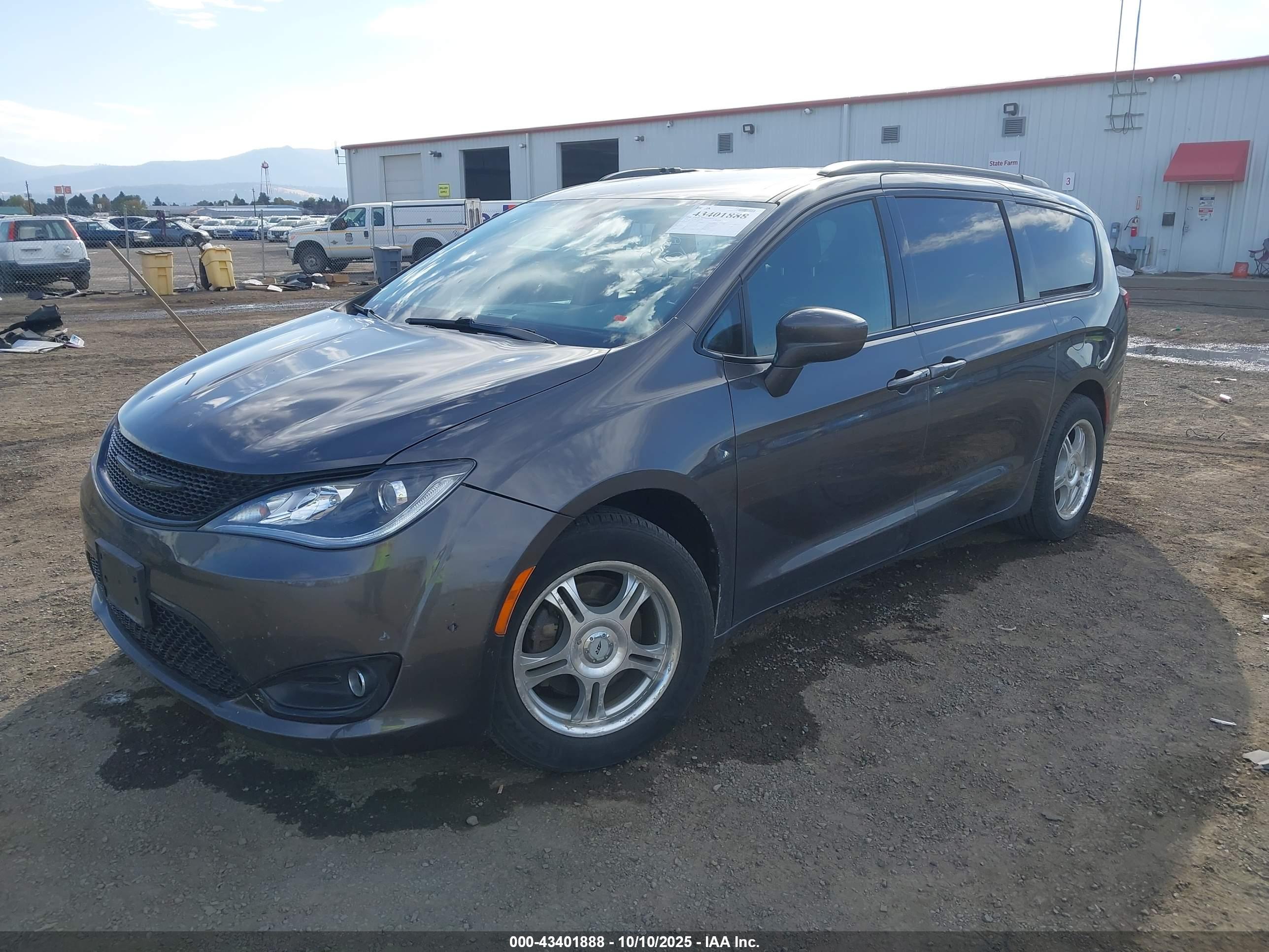 CHRYSLER PACIFICA image 2