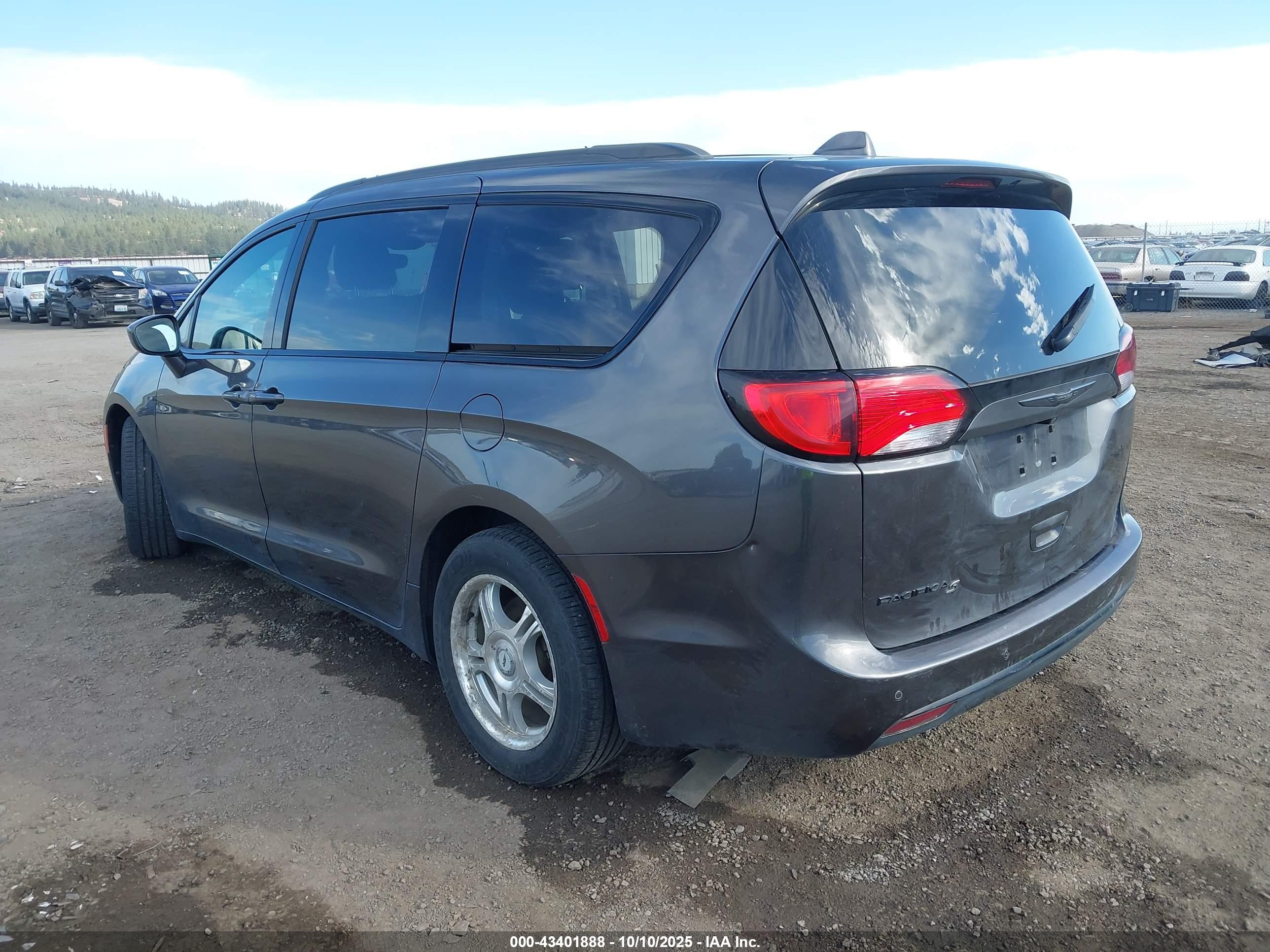 CHRYSLER PACIFICA image 3