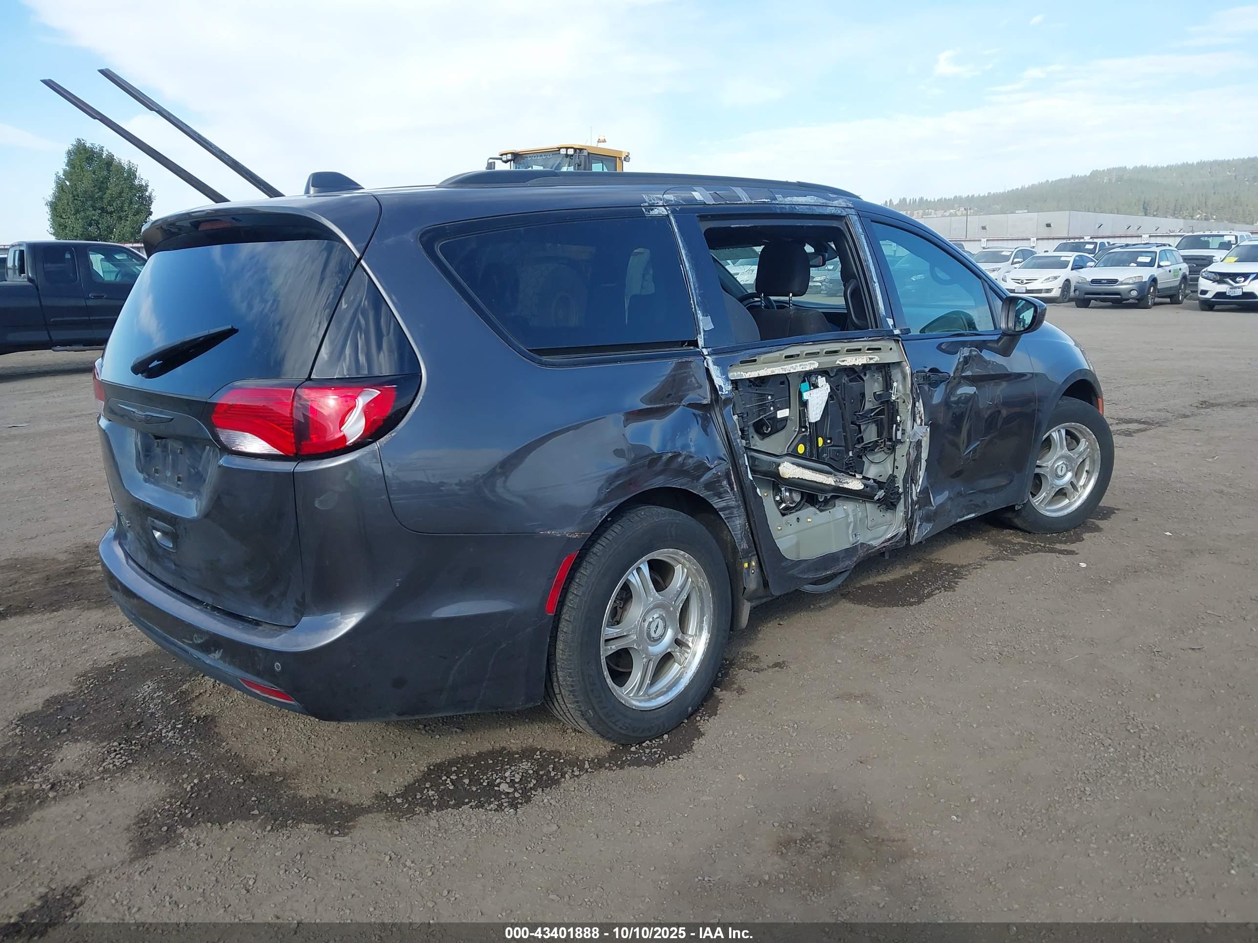 CHRYSLER PACIFICA image 4