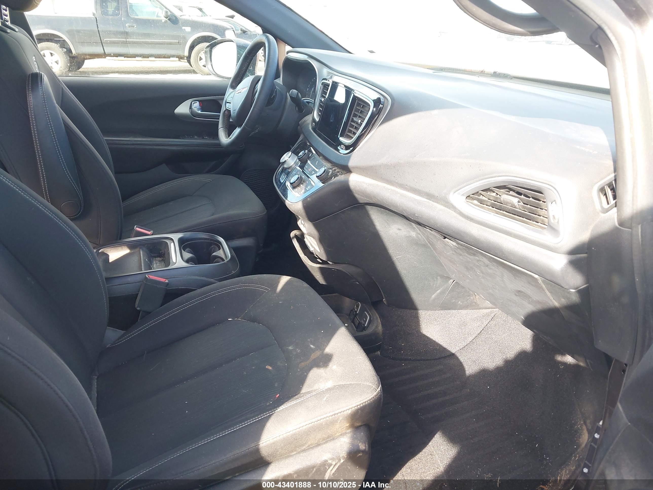 CHRYSLER PACIFICA image 5