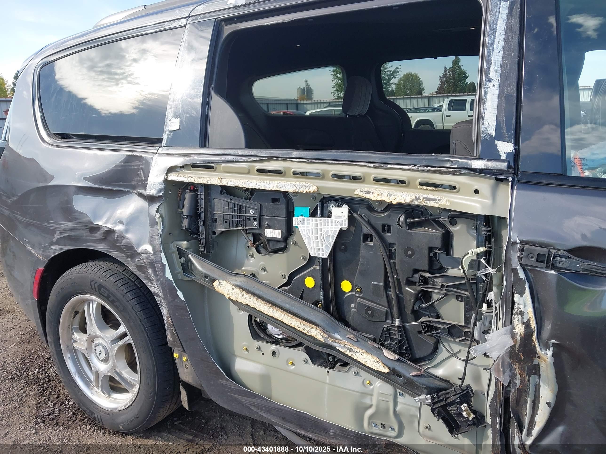CHRYSLER PACIFICA image 6