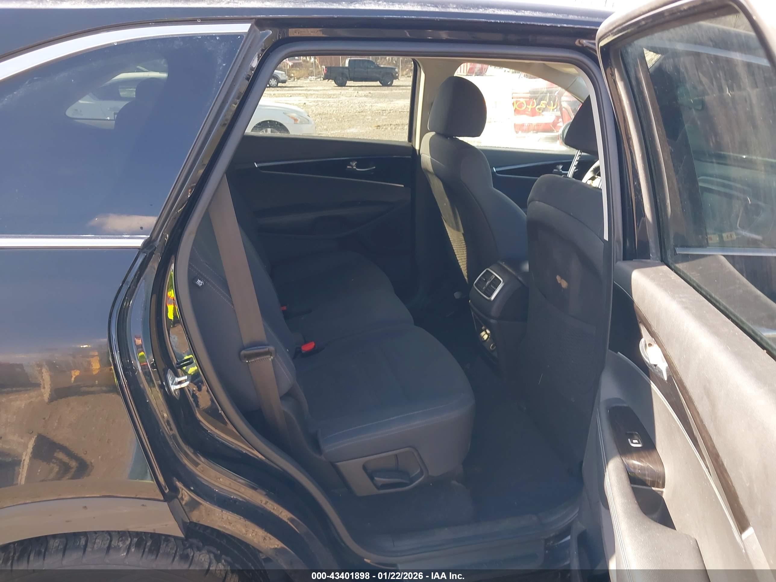 KIA SORENTO image 8