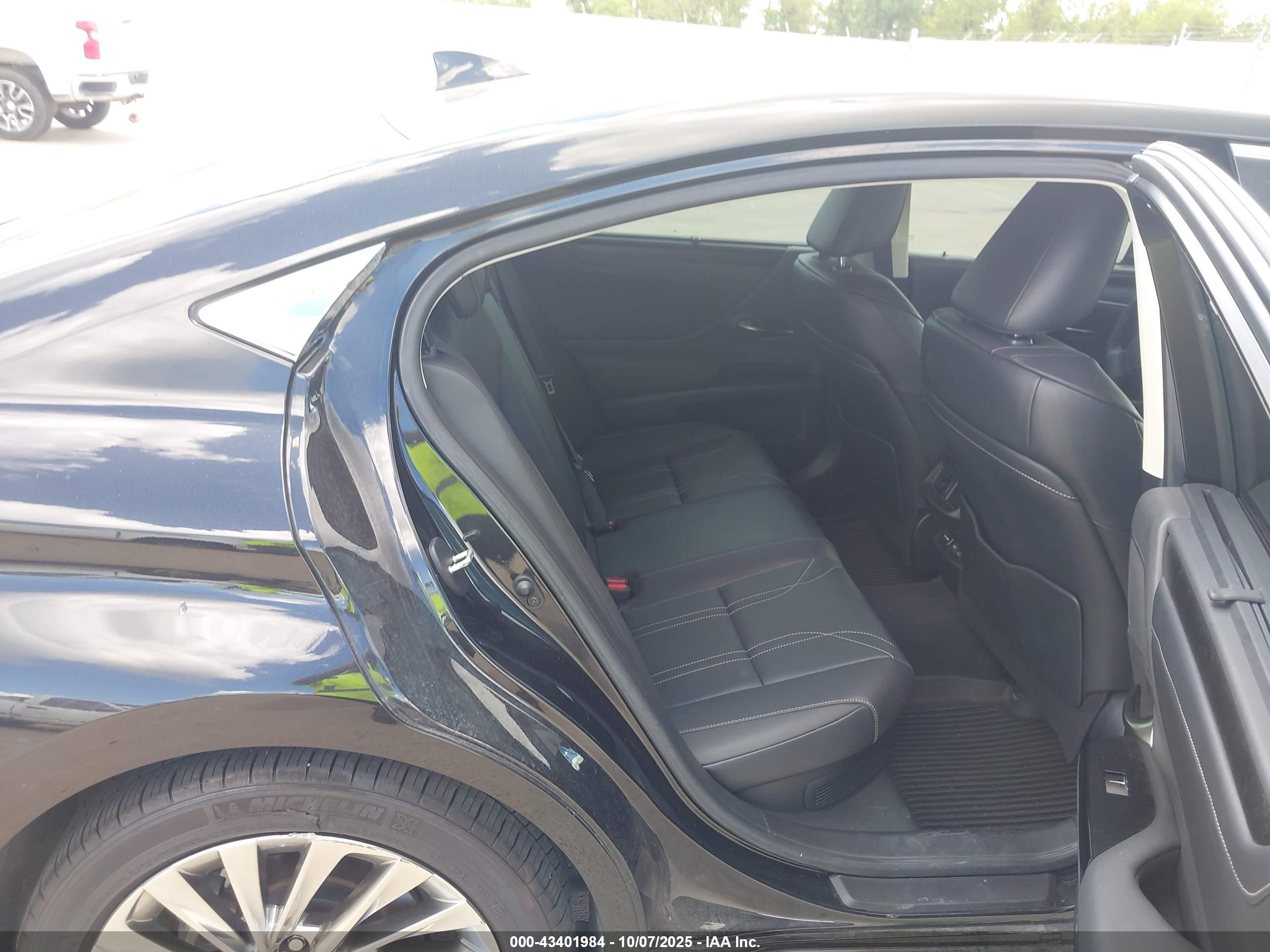 LEXUS ES image 8