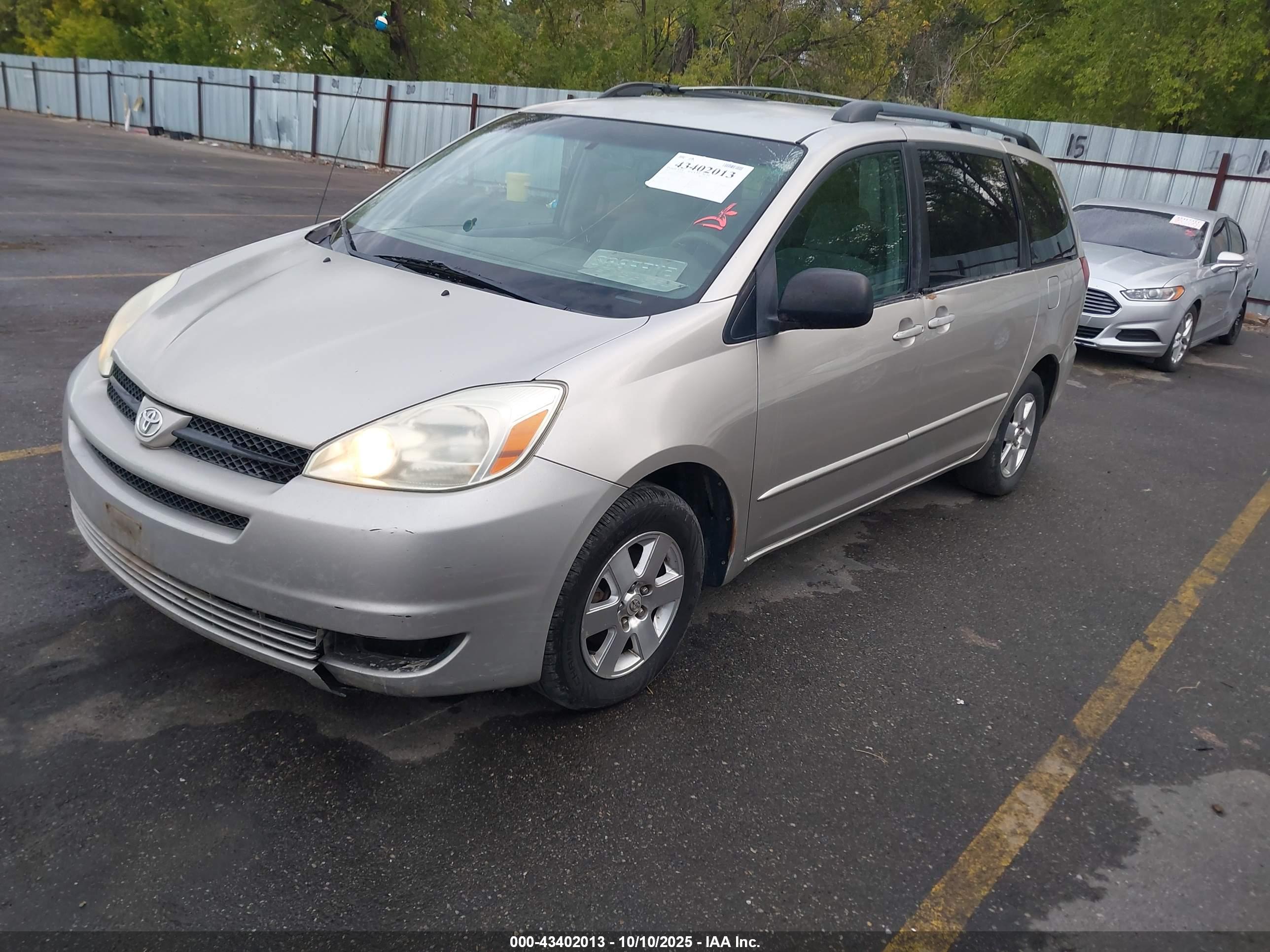 TOYOTA SIENNA image 2