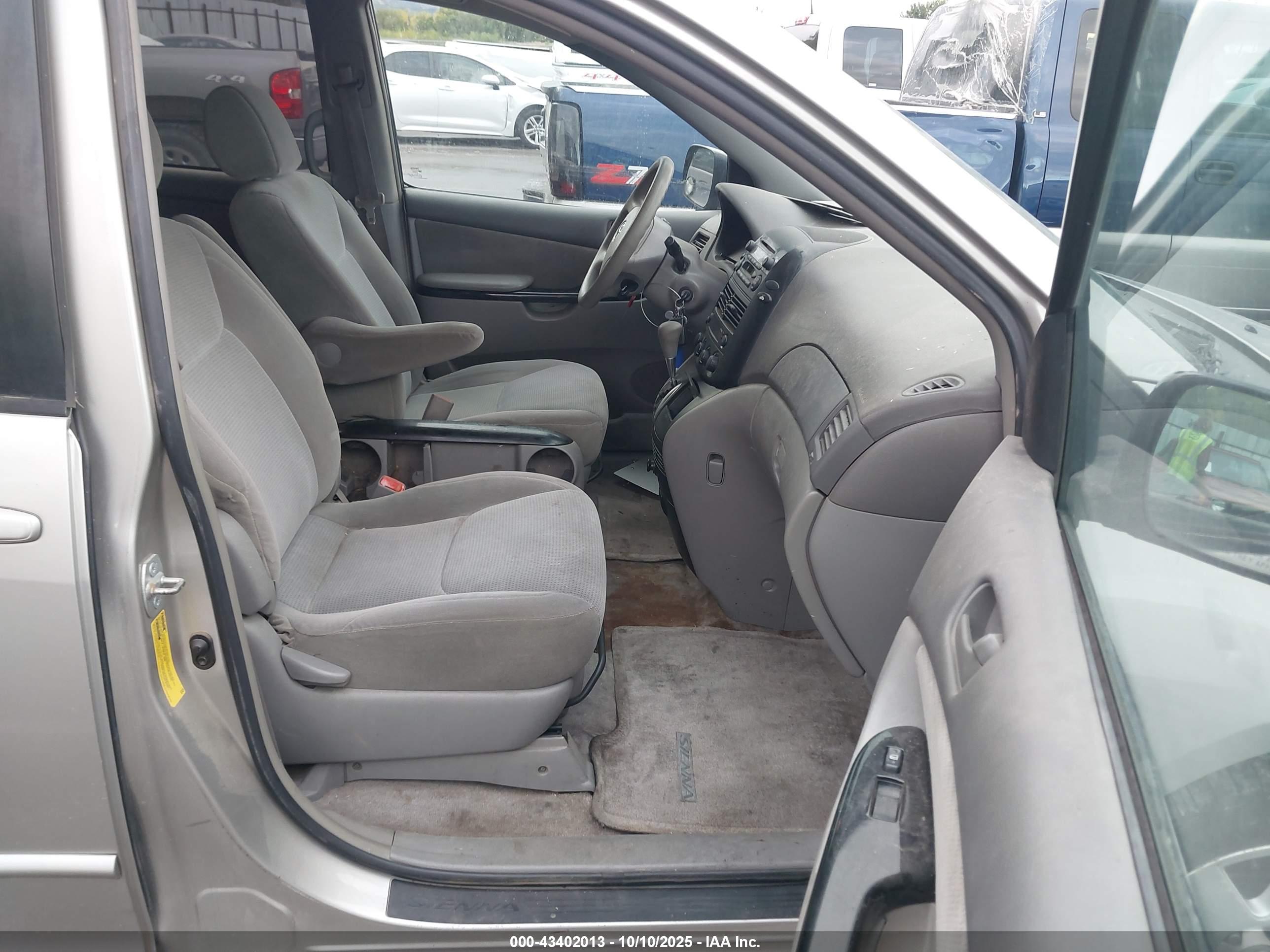 TOYOTA SIENNA image 5