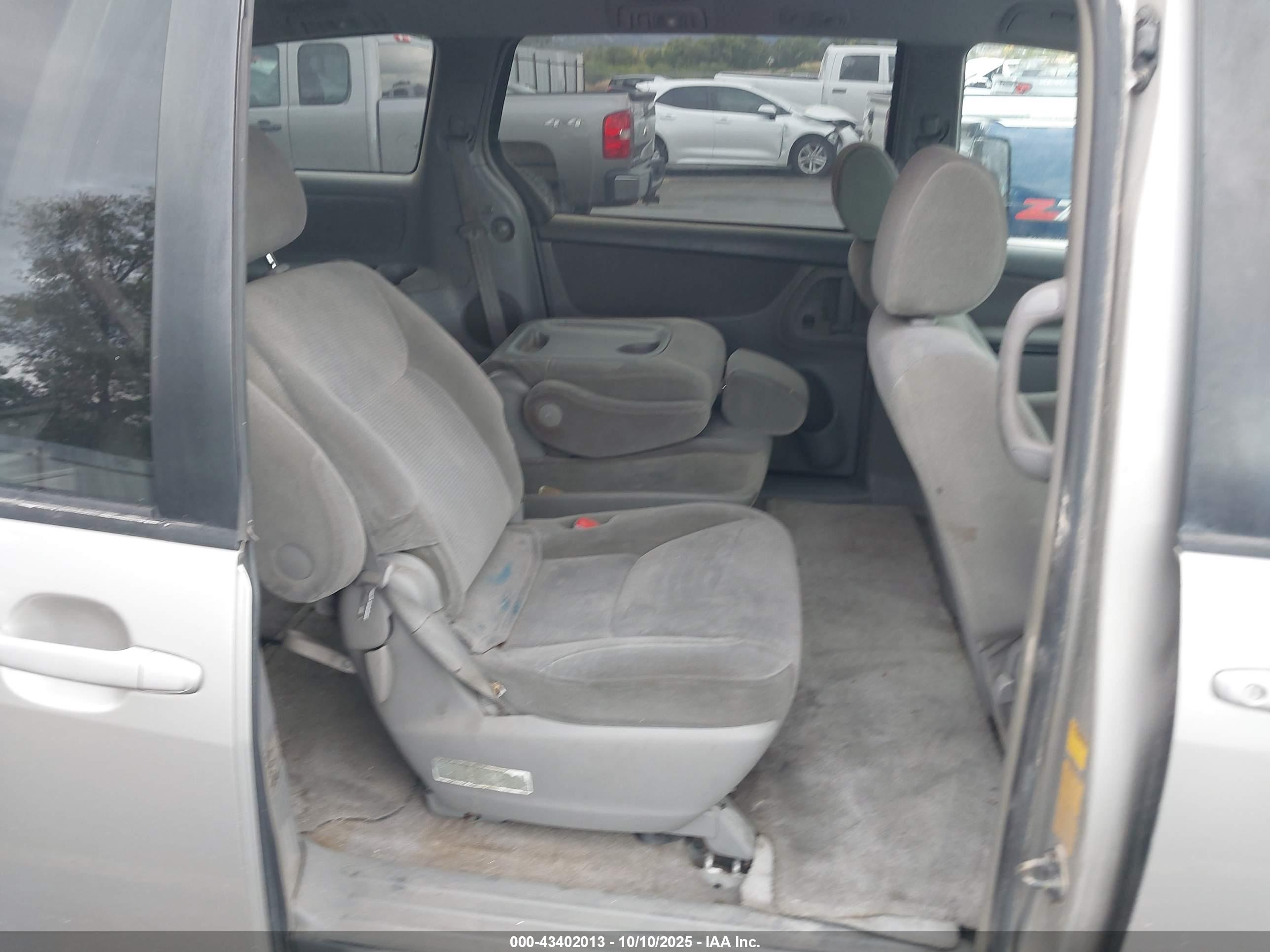 TOYOTA SIENNA image 8