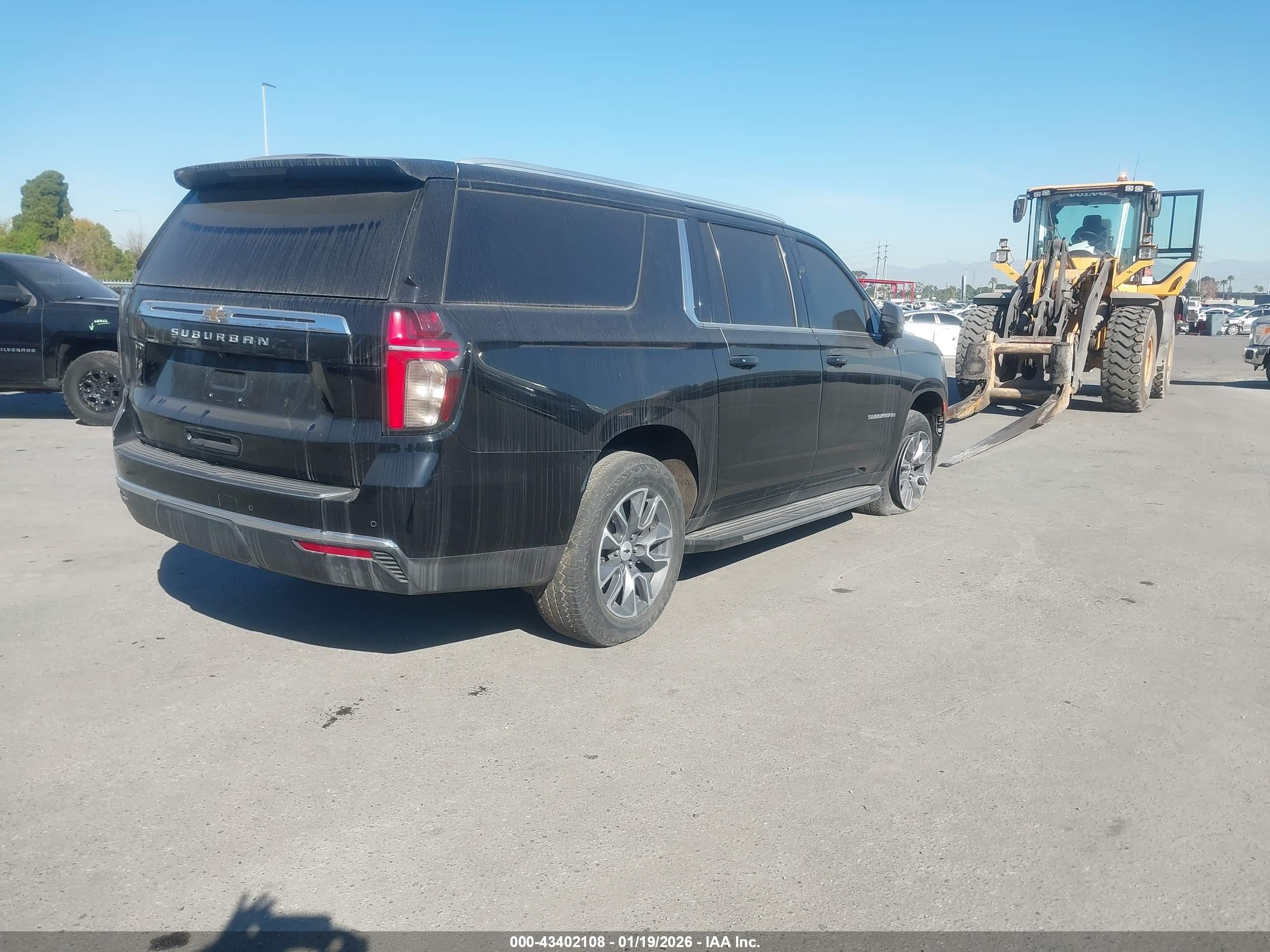 CHEVROLET SUBURBAN image 4
