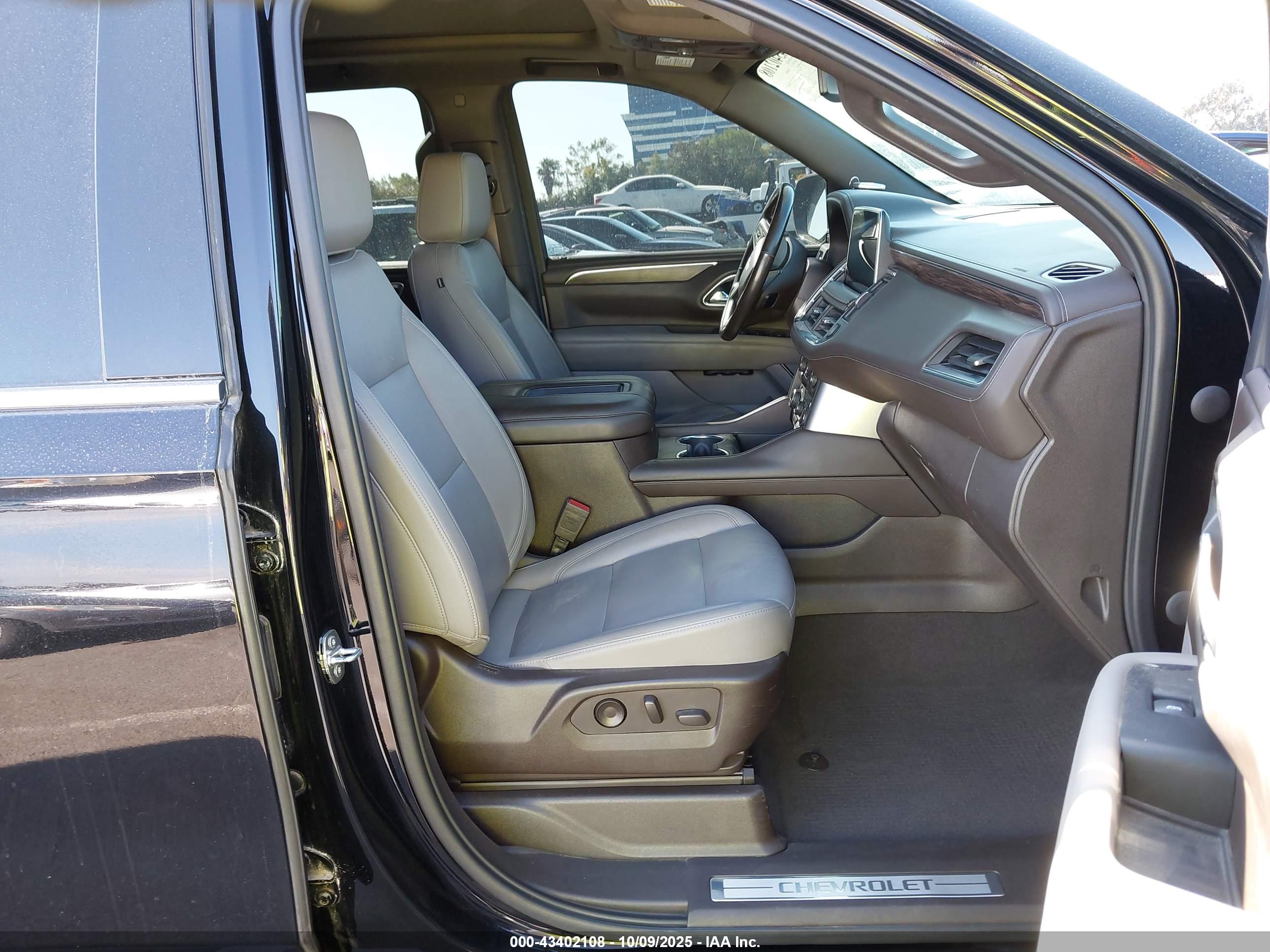 CHEVROLET SUBURBAN image 5