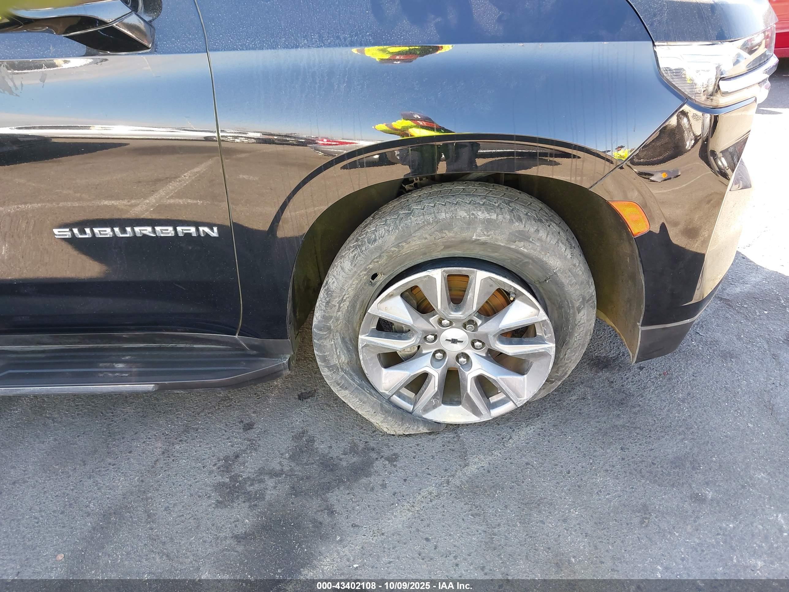 CHEVROLET SUBURBAN image 6