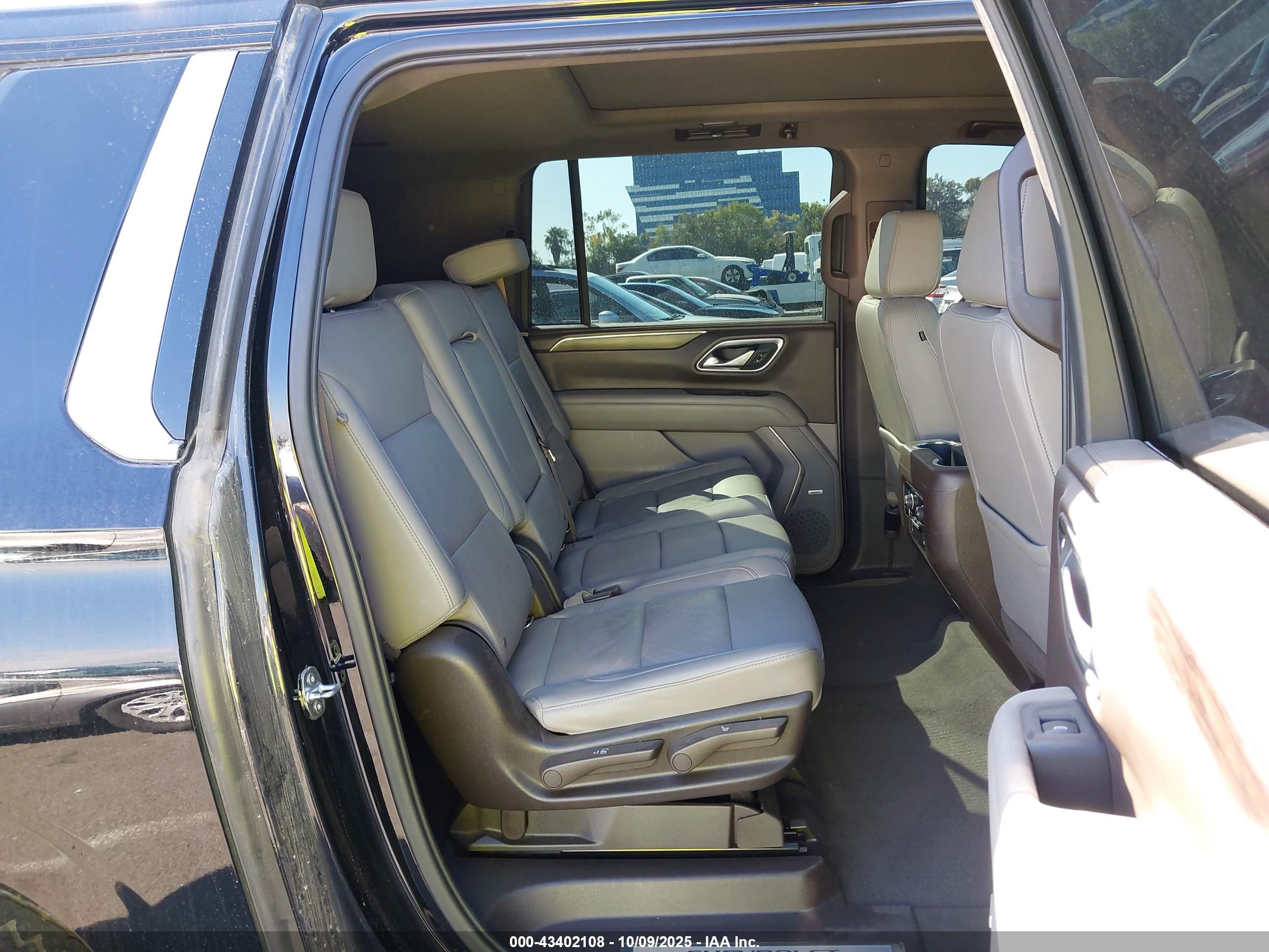 CHEVROLET SUBURBAN image 8