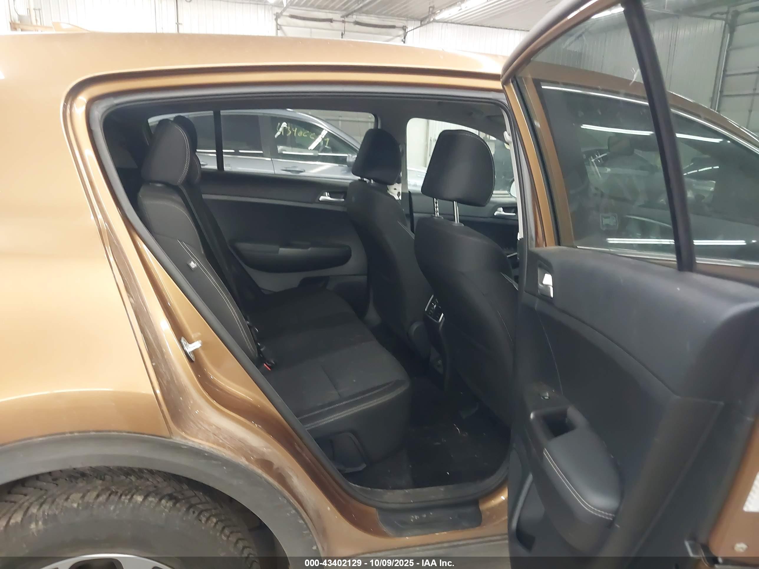 KIA SPORTAGE image 8