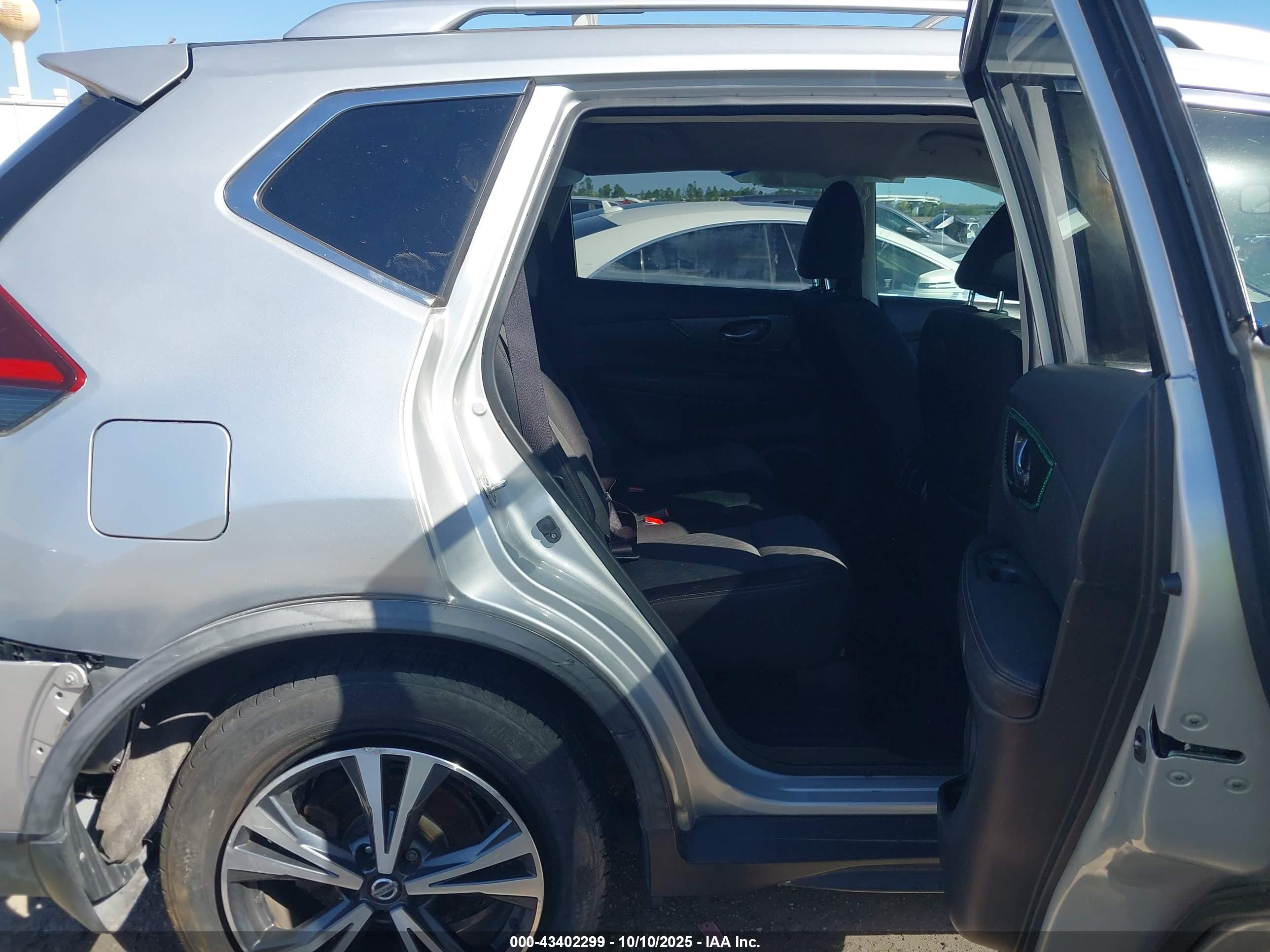 NISSAN ROGUE image 8