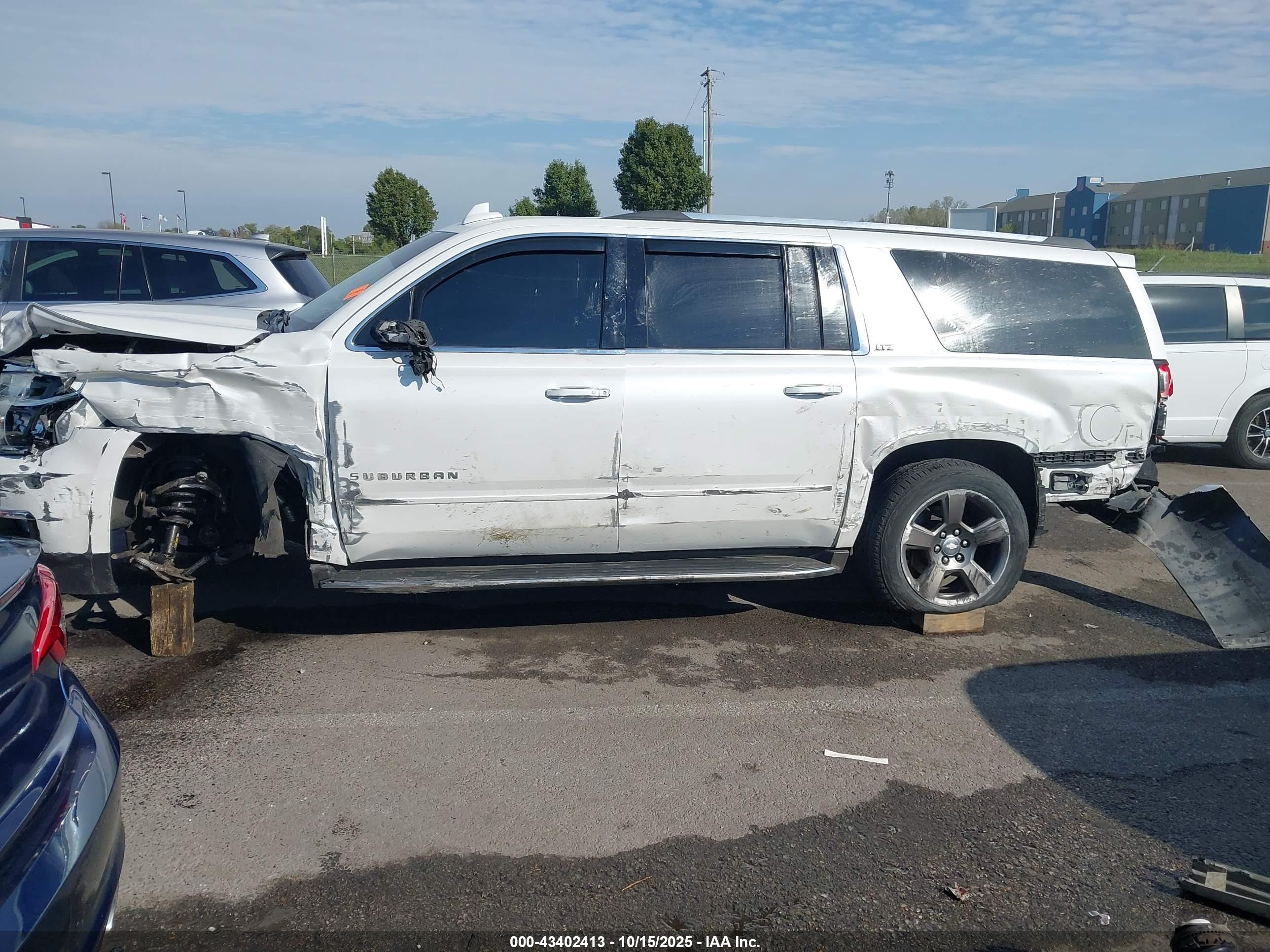 CHEVROLET SUBURBAN image 6