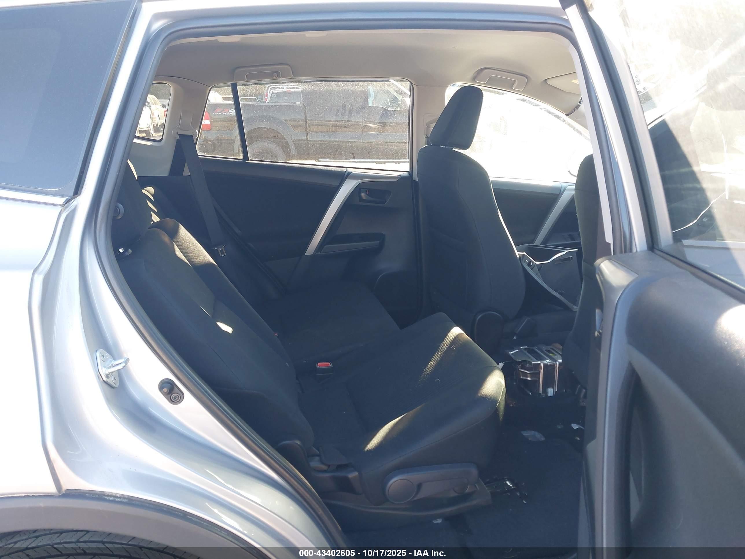 TOYOTA RAV4 image 8