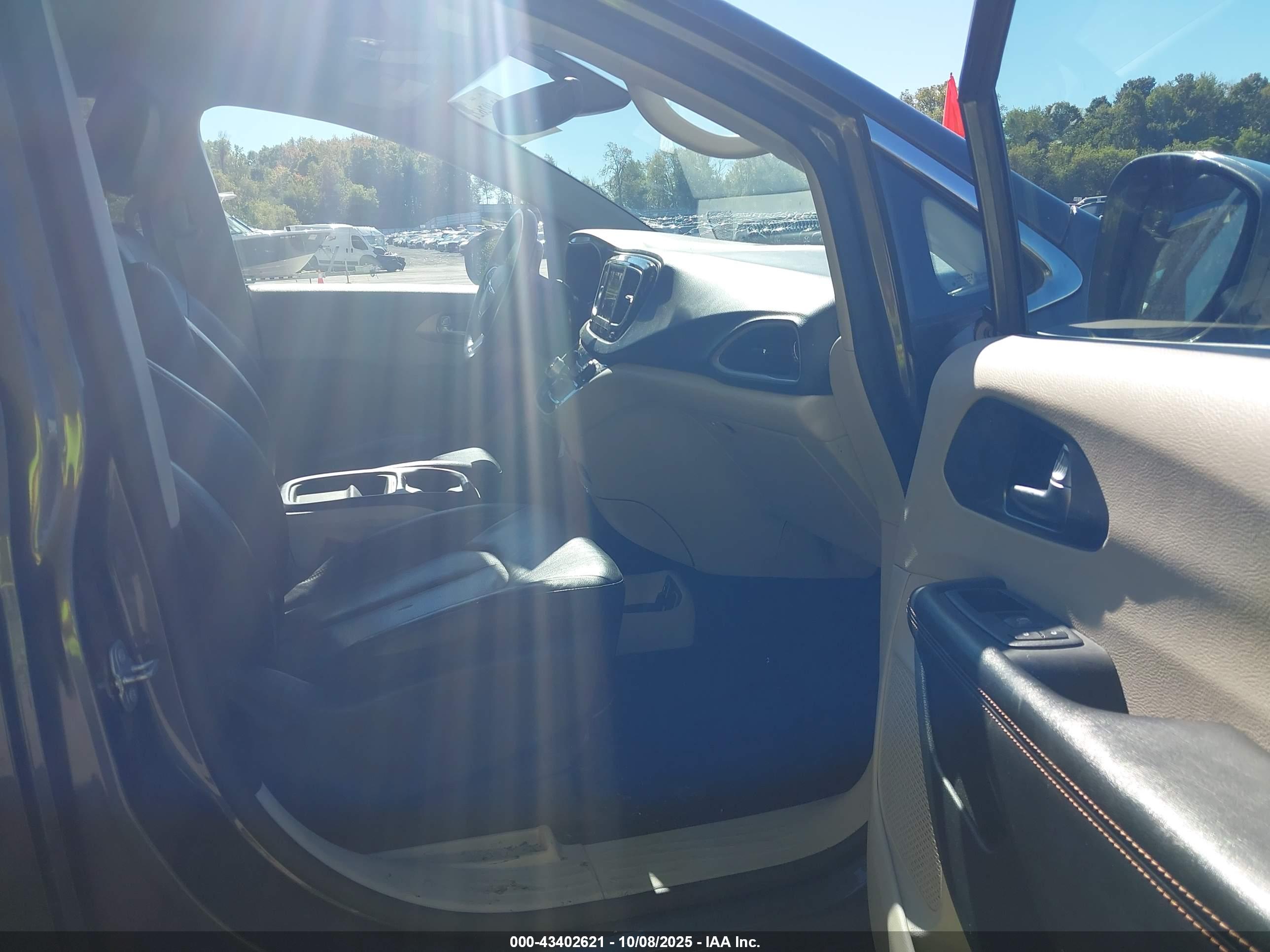 CHRYSLER PACIFICA image 5