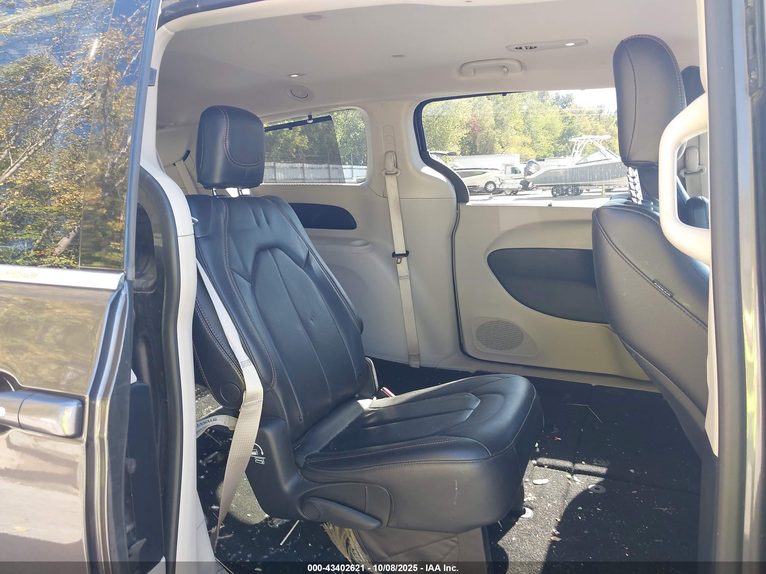 CHRYSLER PACIFICA image 8