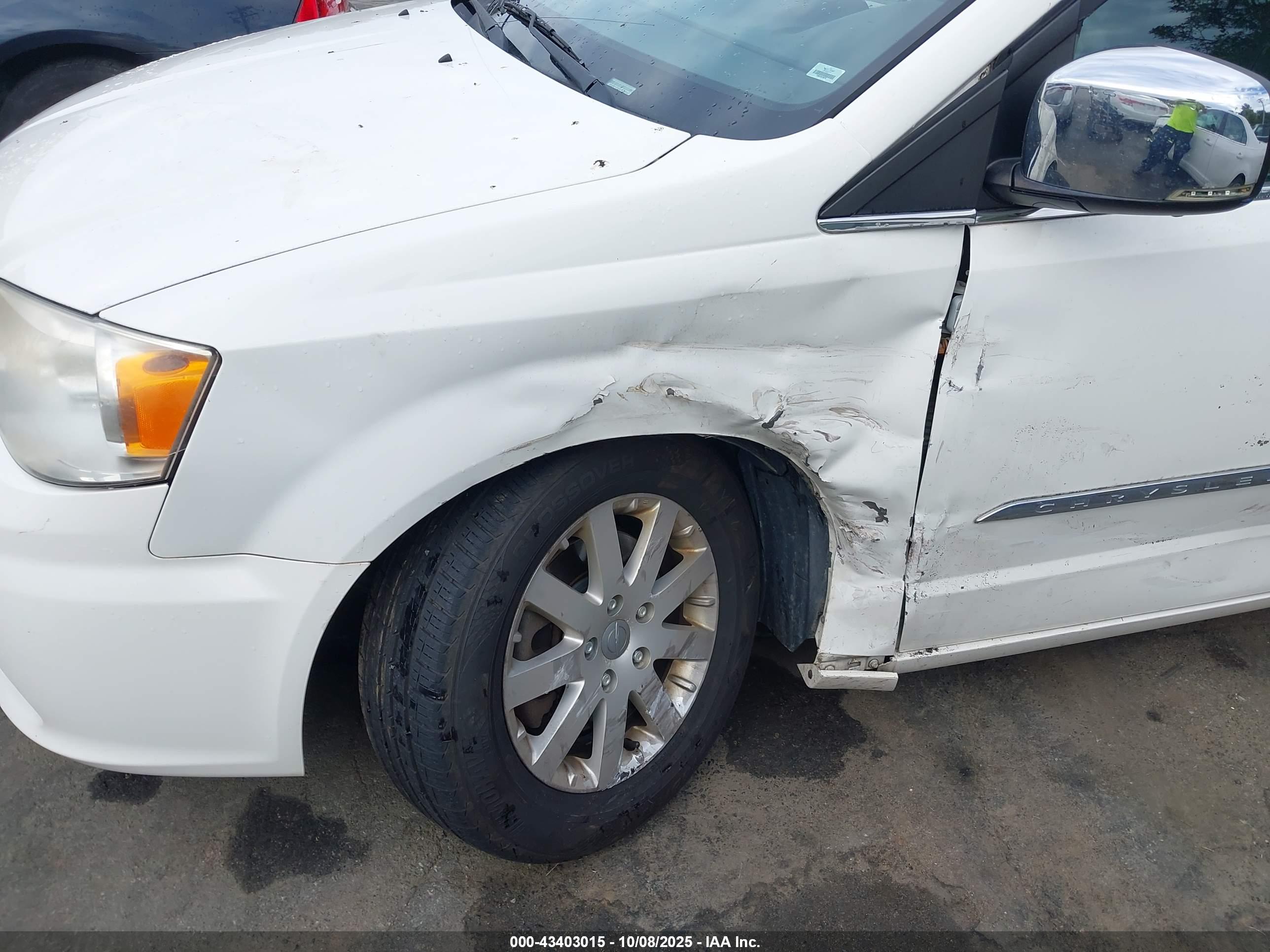 CHRYSLER TOWN image 6