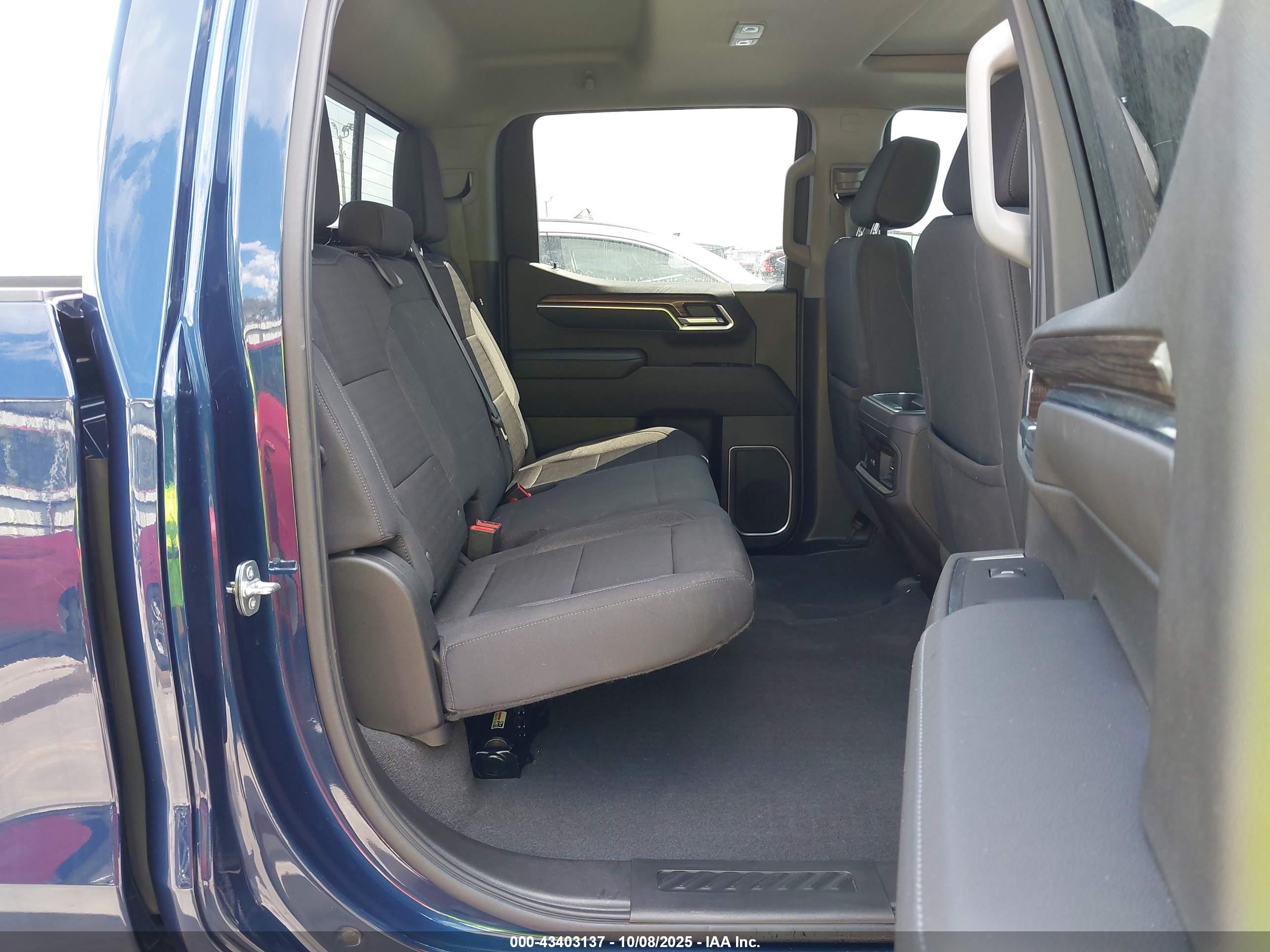 CHEVROLET SILVERADO image 8
