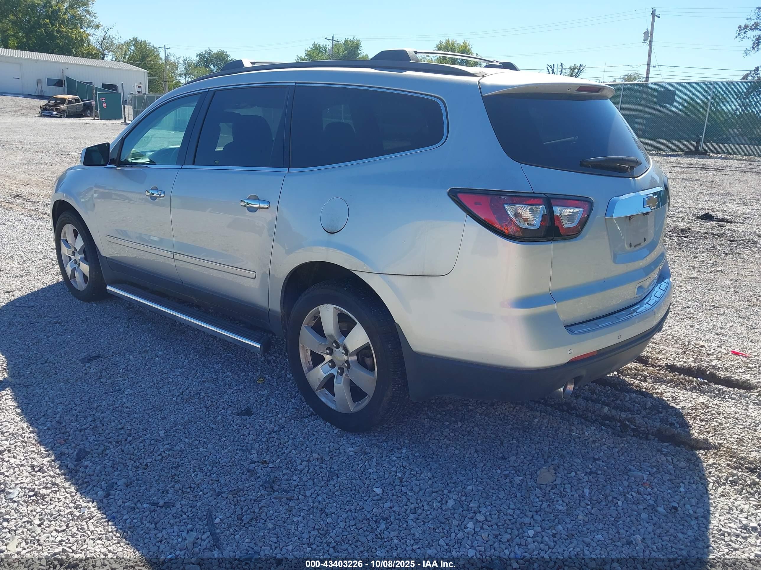 CHEVROLET TRAVERSE image 3