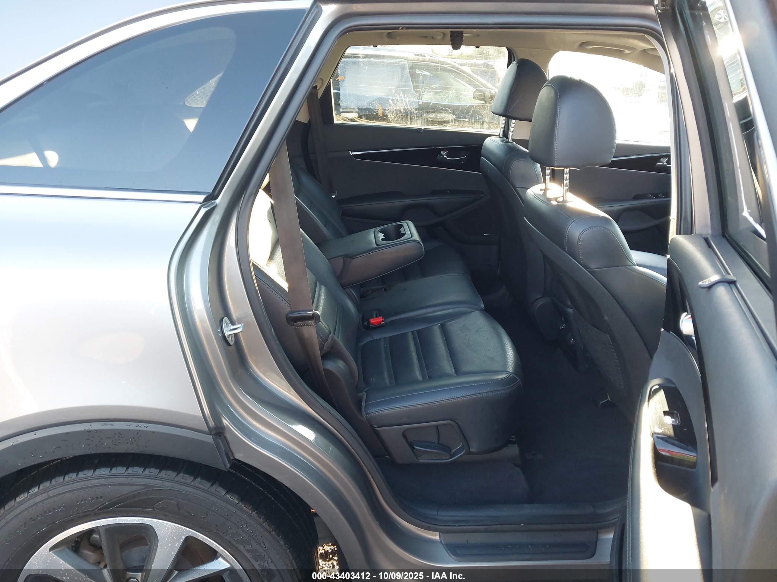 KIA SORENTO image 8