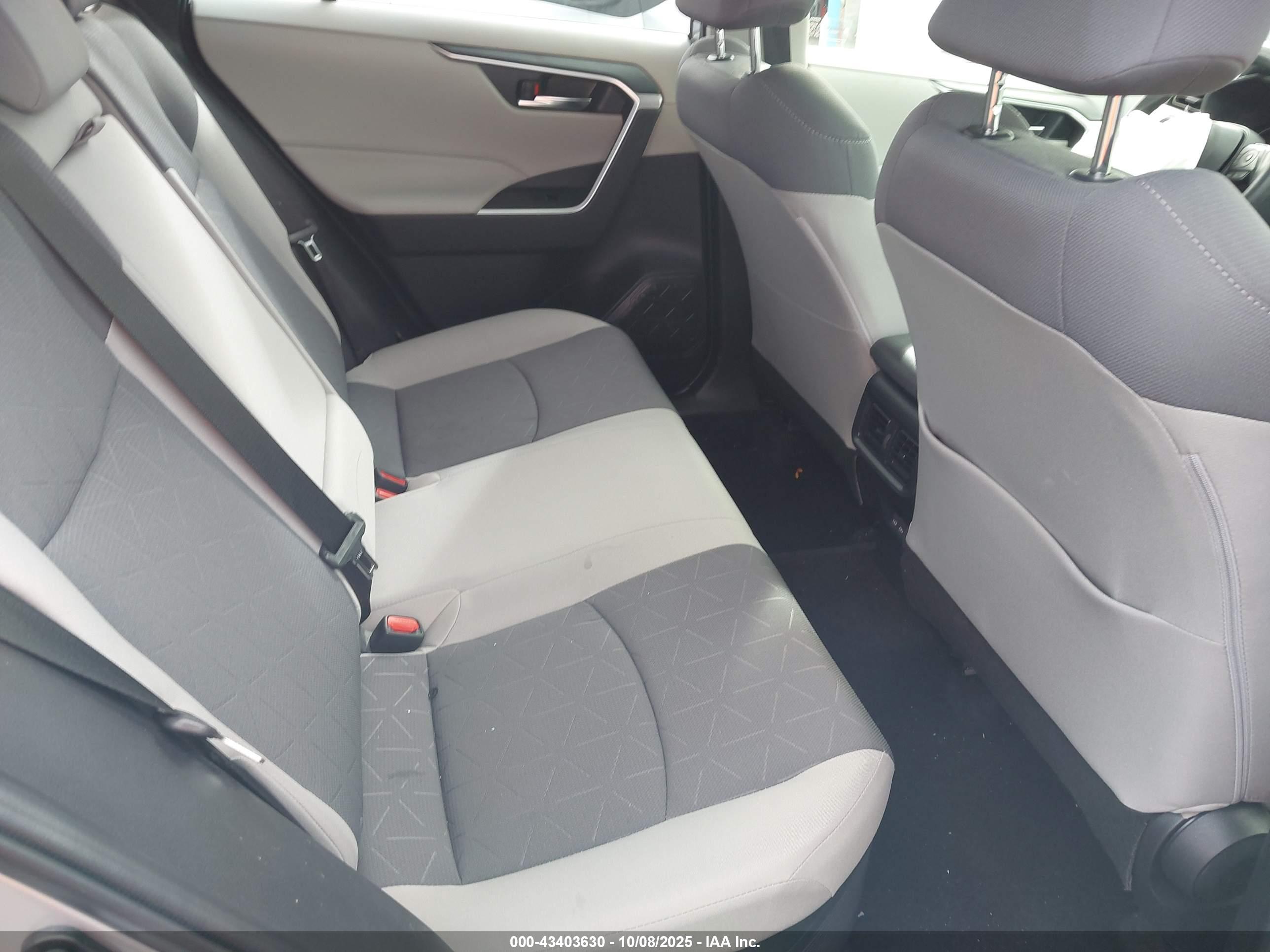 TOYOTA RAV4 image 8
