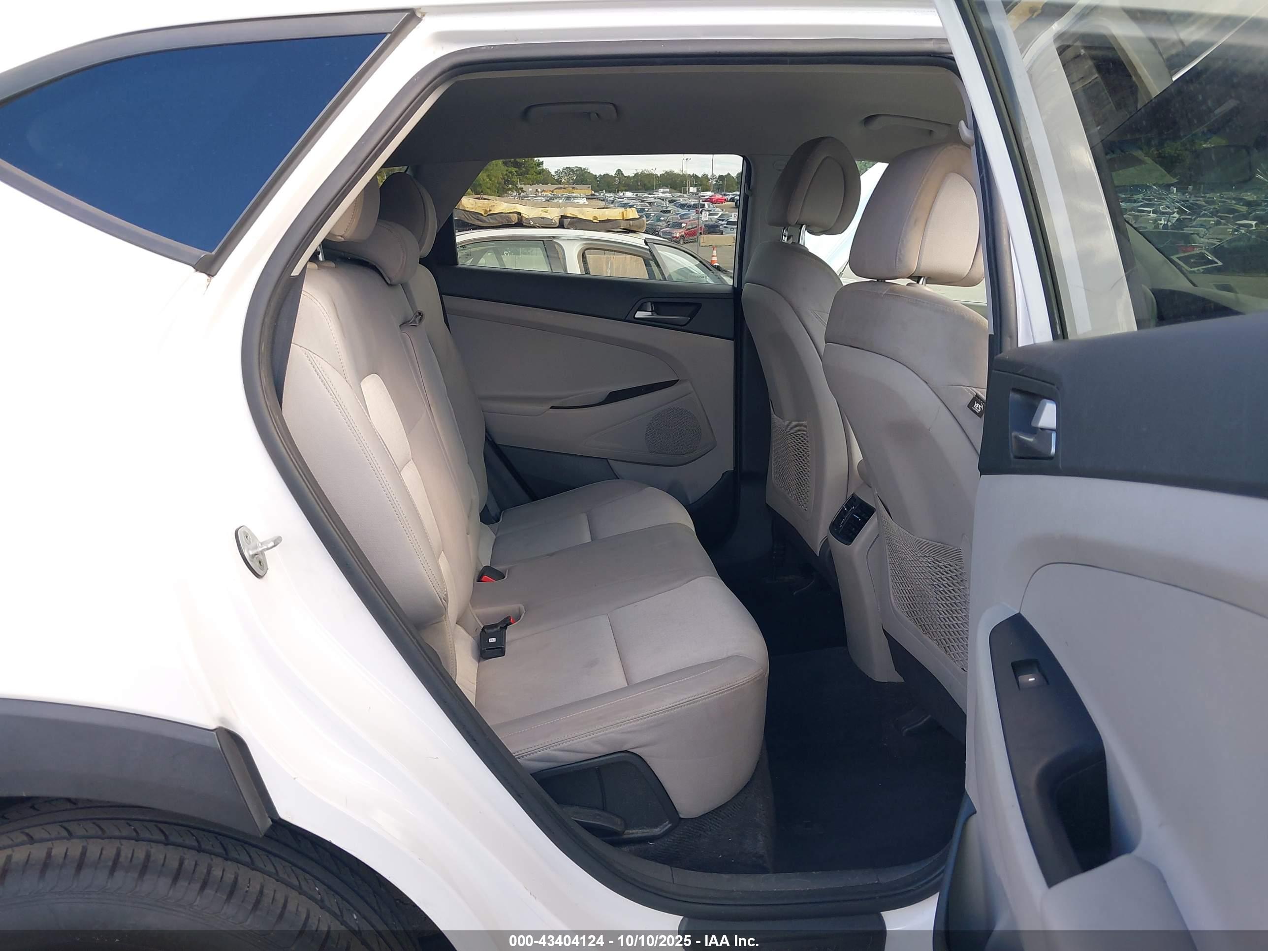 HYUNDAI TUCSON image 8