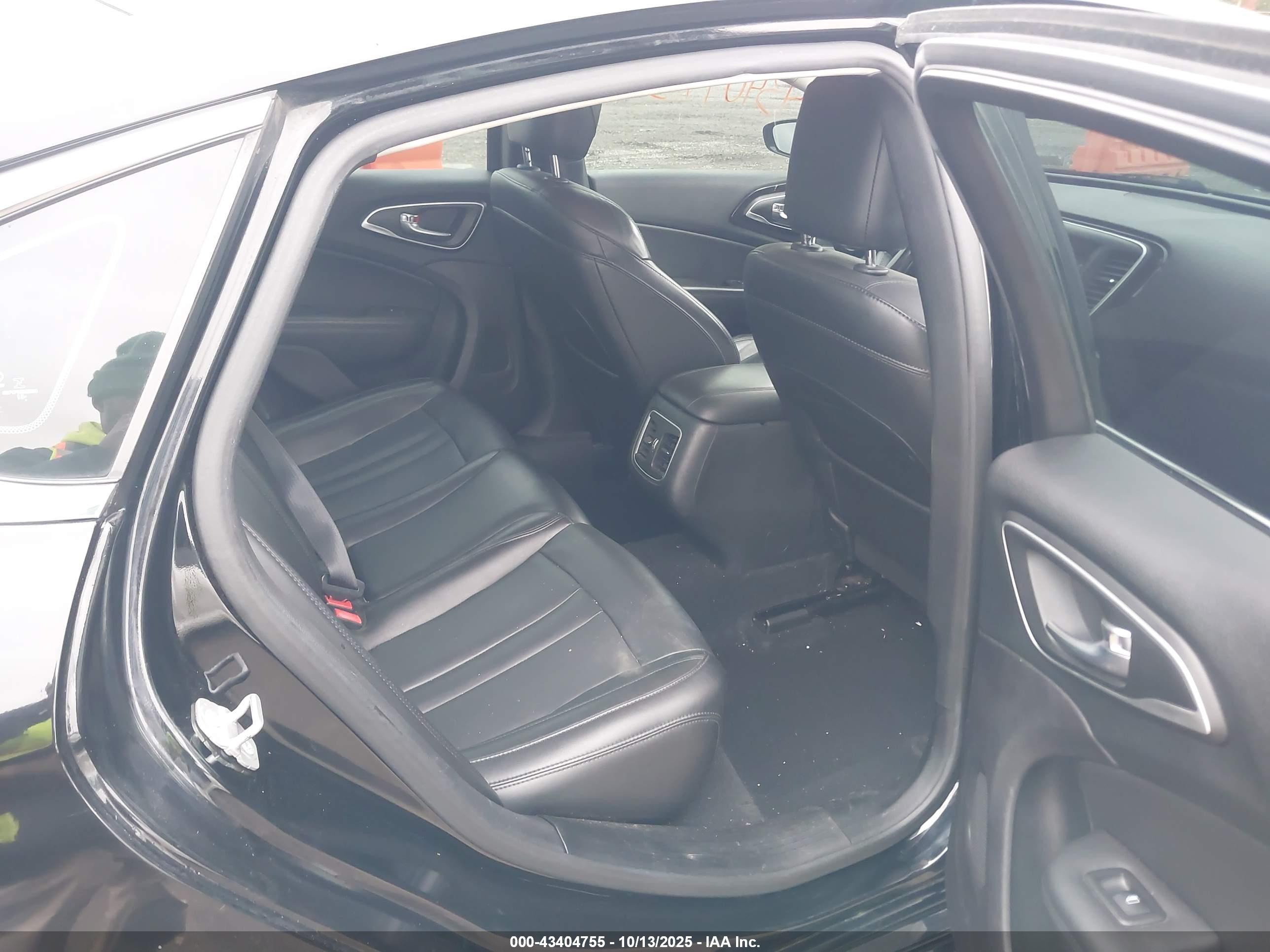 CHRYSLER 200 image 8