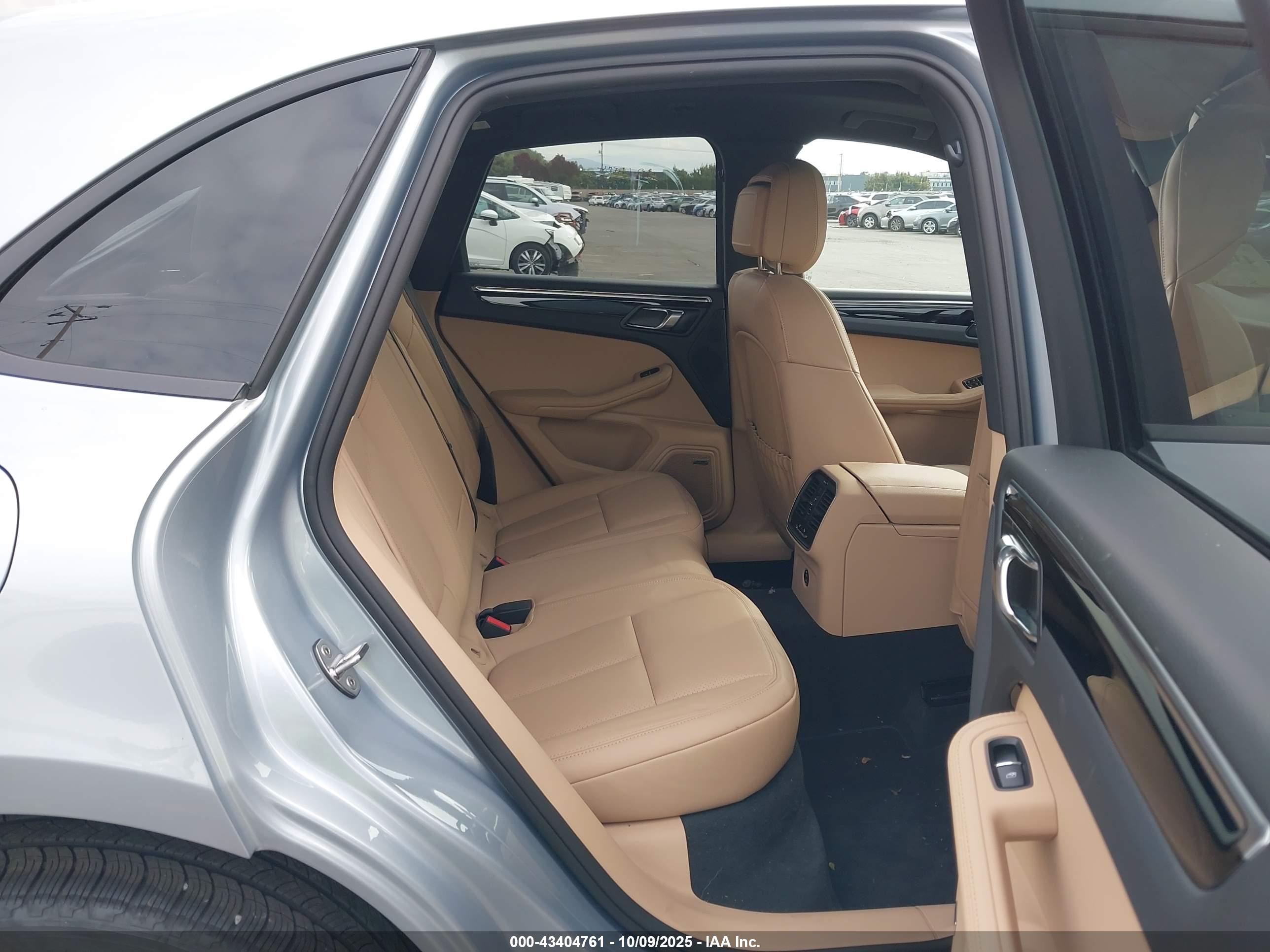 PORSCHE MACAN image 8