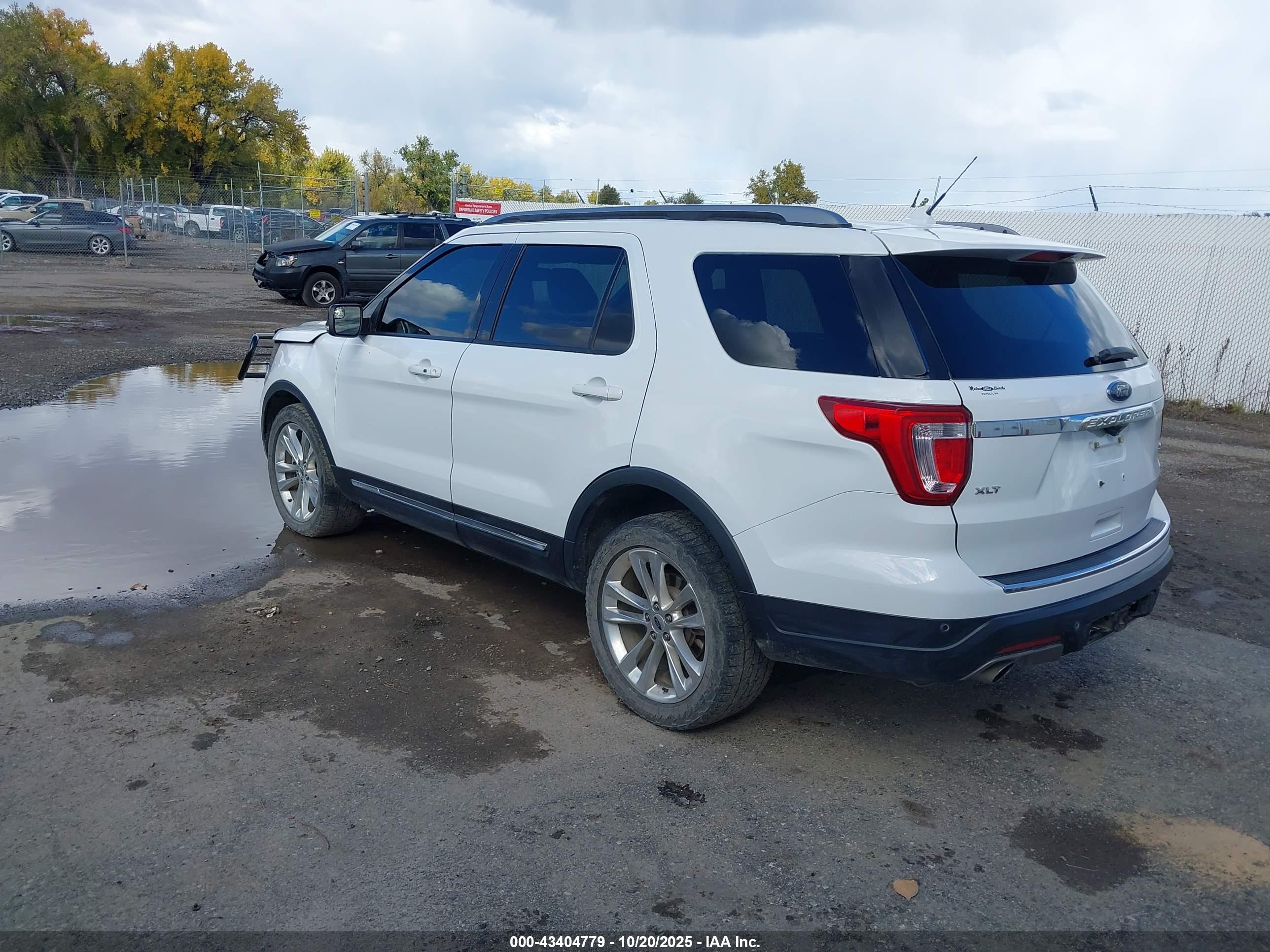 FORD EXPLORER image 3