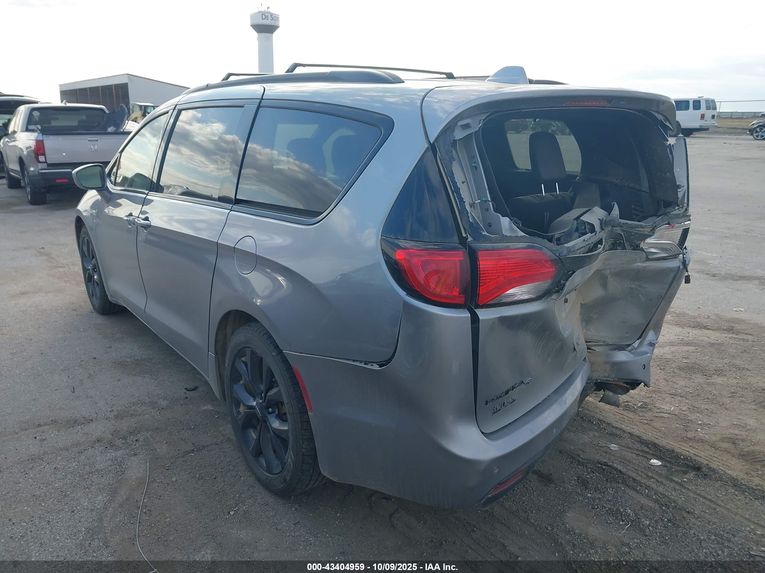 CHRYSLER PACIFICA image 3
