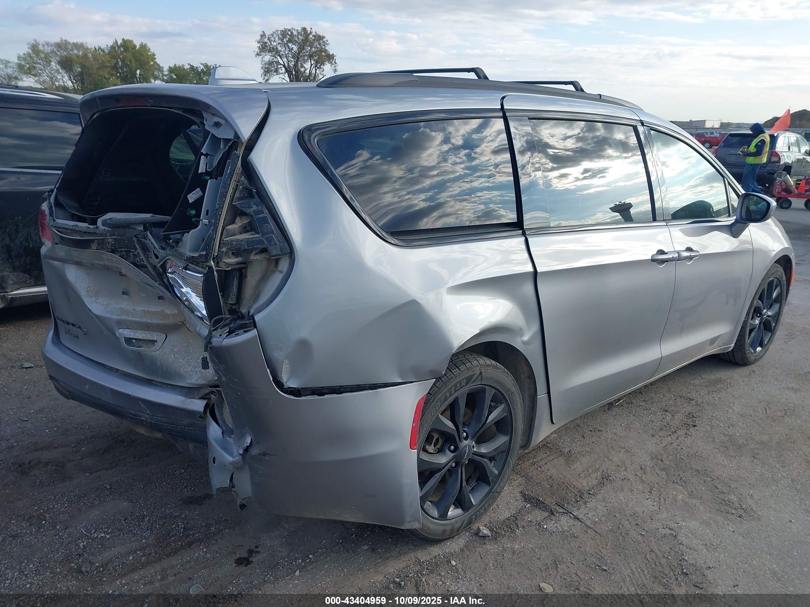 CHRYSLER PACIFICA image 4