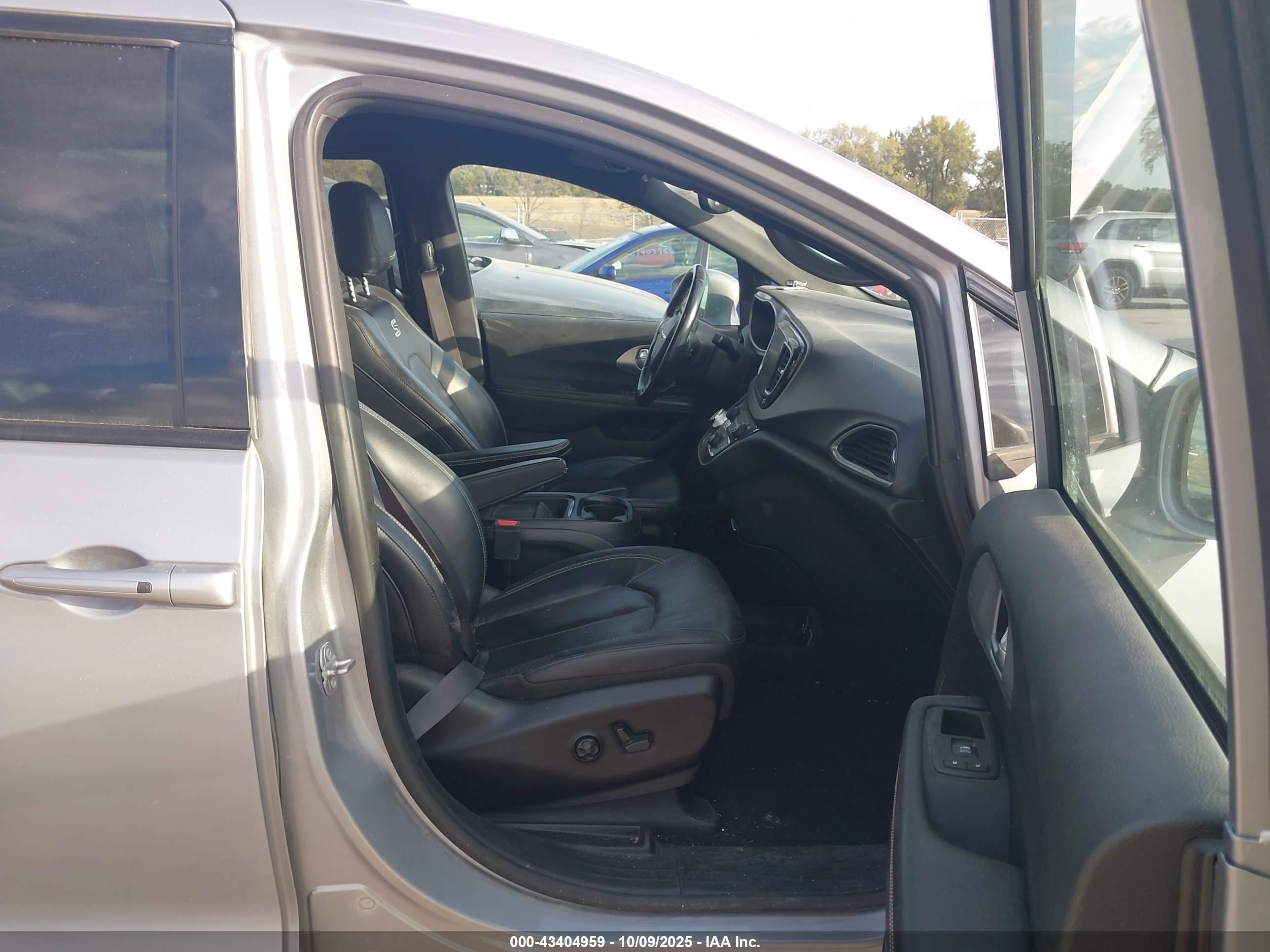 CHRYSLER PACIFICA image 5